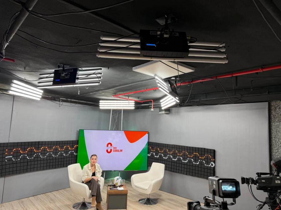 0 TV Stüdyosu: Lineer Ultra-Soft Işık Tasarımı