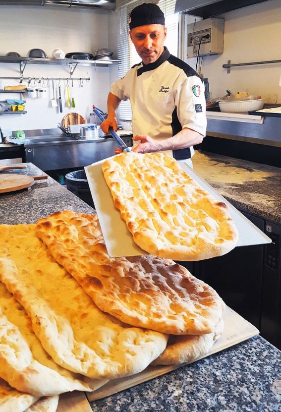 Vasile al lavoro in cucina