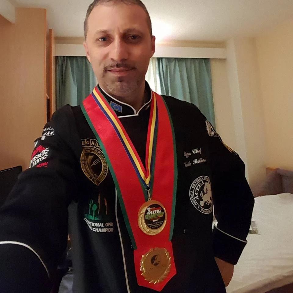 Vasile Pulbere con le medaglie d'oro vinte alle gare internazionali