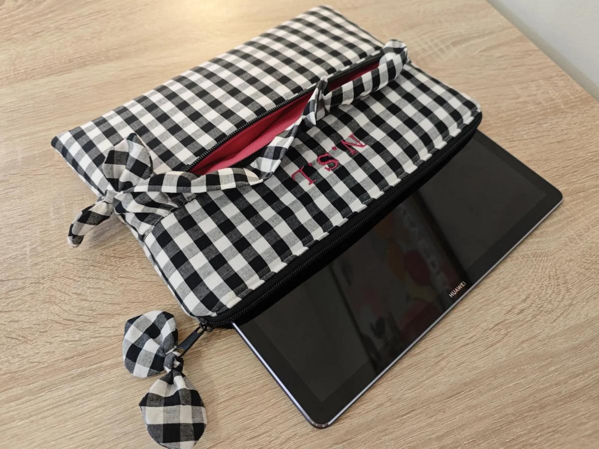 Bolsillo exterior de la funda abierto, con forro fucsia