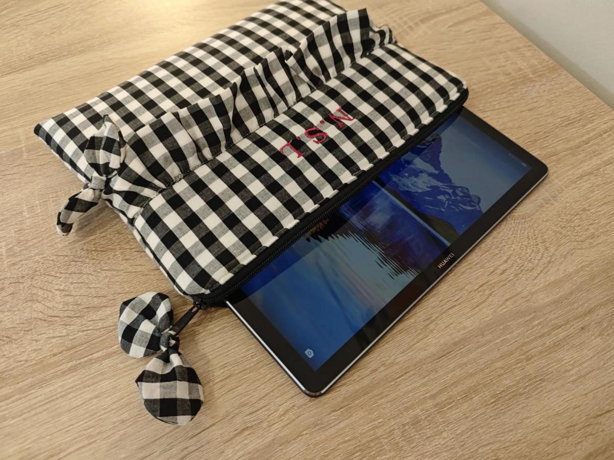 Funda de tablet de vichy abierta con la tablet asomando
