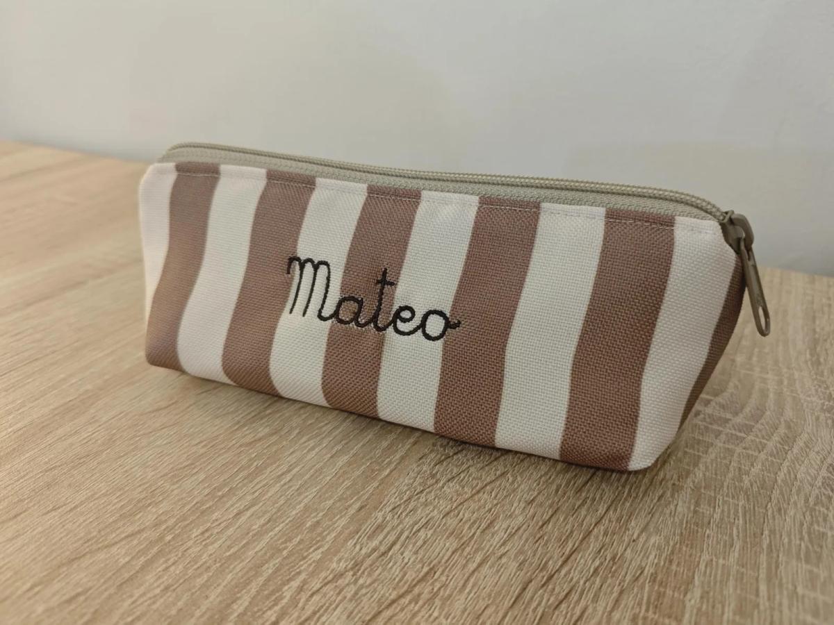 Estuche de rayas topo y crudo con el nombre Mateo bordado en negro