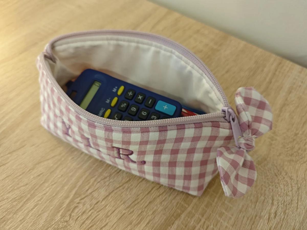 Estuche de vichy lila abierto con una calculadora dentro