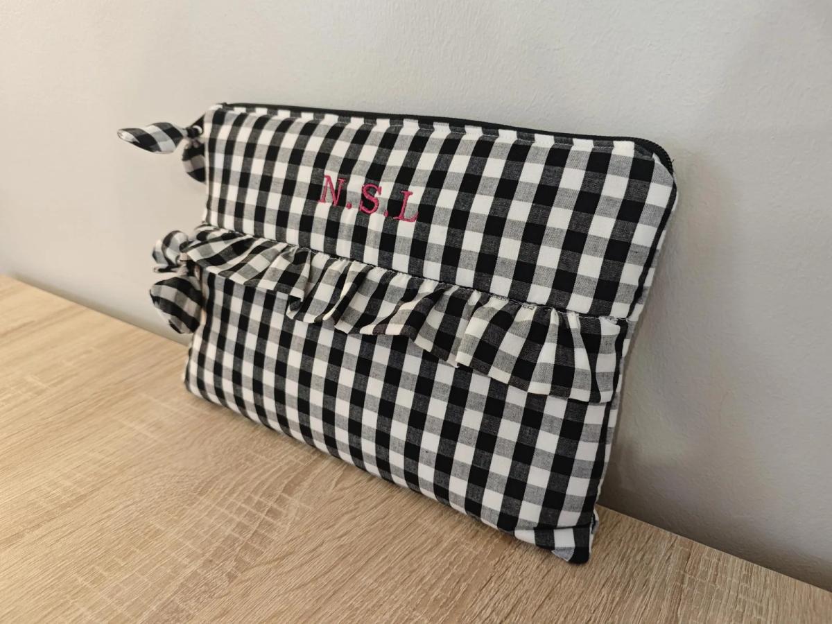 Funda de tablet de vichy blanco y negro con volante y las iniciales N.S.L bordadas en fucsia