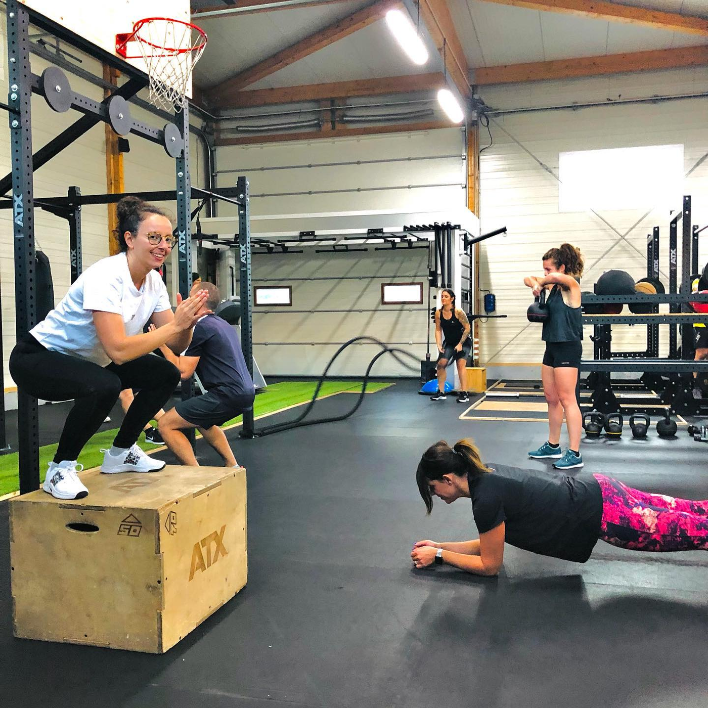 Espace cross training ludique avec des personnes qui s'entrainent