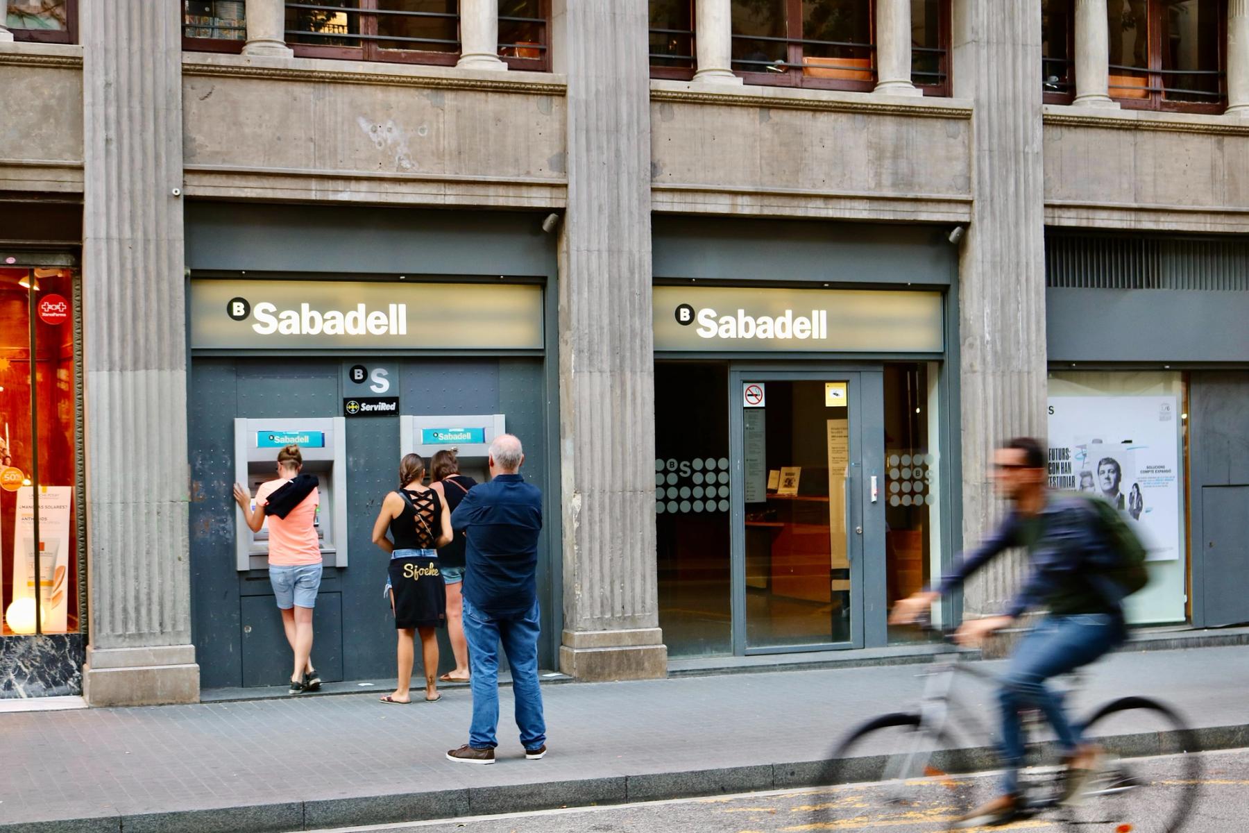 Ouvrir un Compte Bancaire en Espagne: Mode d'Emploi & Tarifs