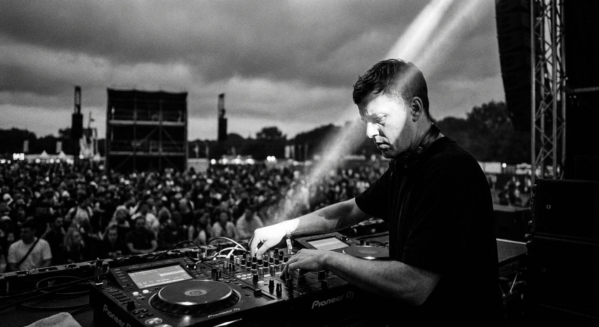 DJ podczas setu w plenerze