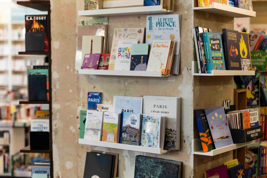 La vitrine de la librairie vous dire encore, boulevard Voltaire, Paris 11e