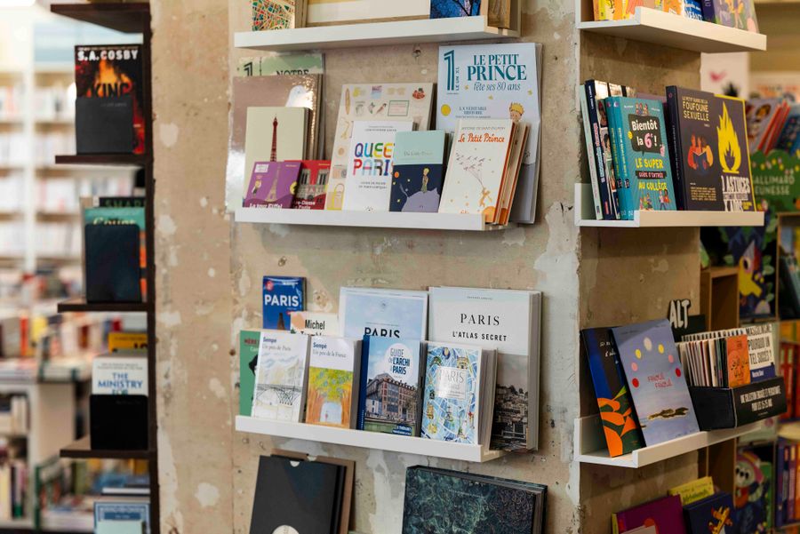 La vitrine de la librairie vous dire encore, boulevard Voltaire, Paris 11e