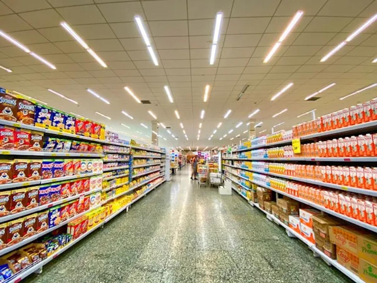 Pasillo de supermercado con productos de consumo masivo