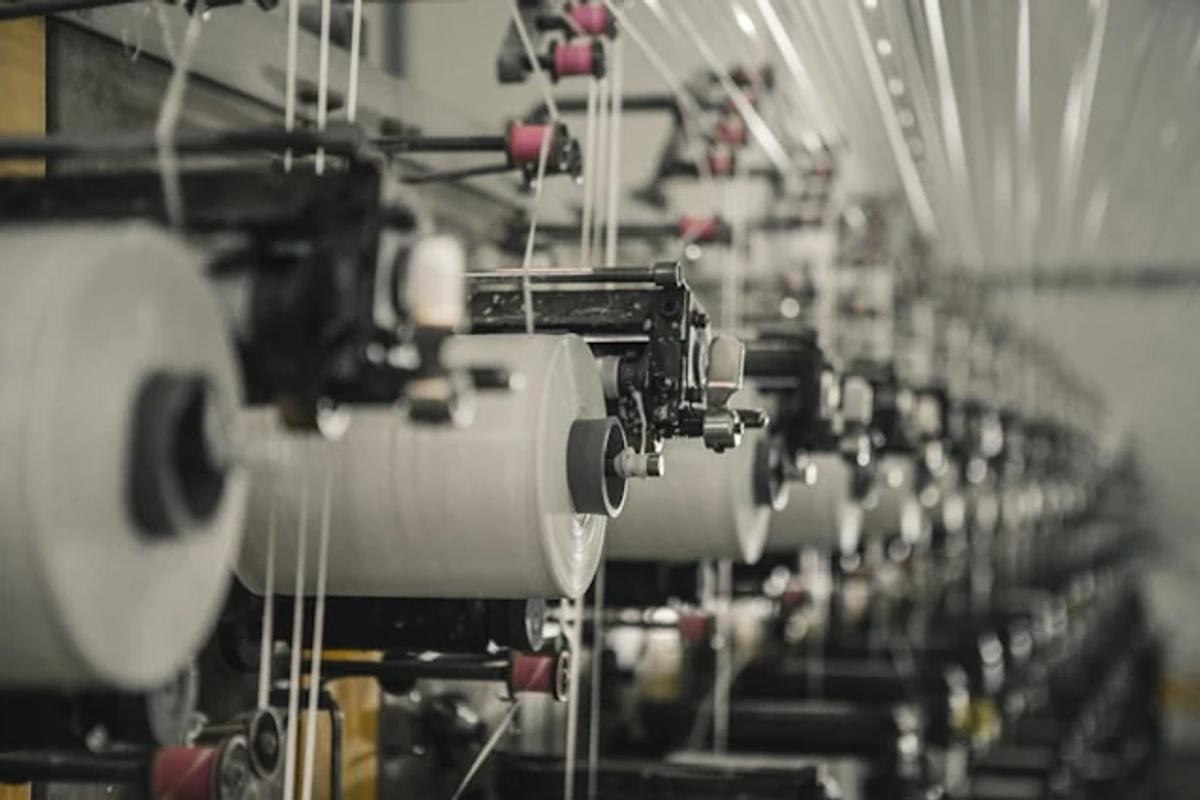 Bobinas de hilo montadas en una máquina de una planta textil