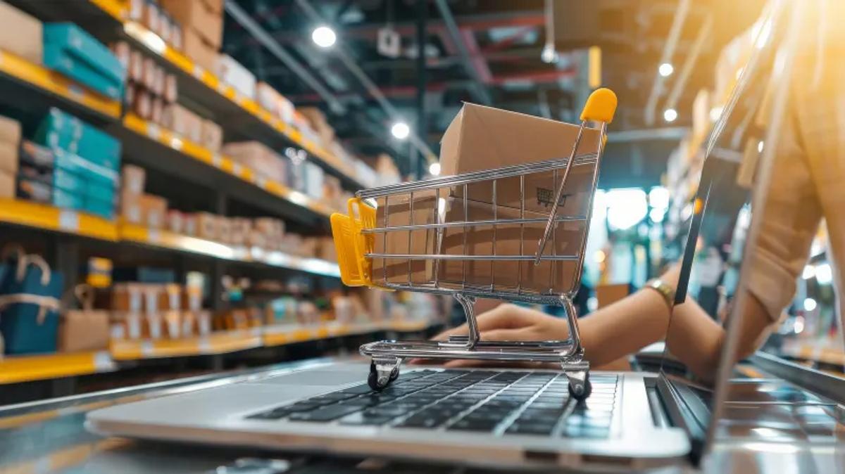 Carrito de compras sobre un portátil en un comercio