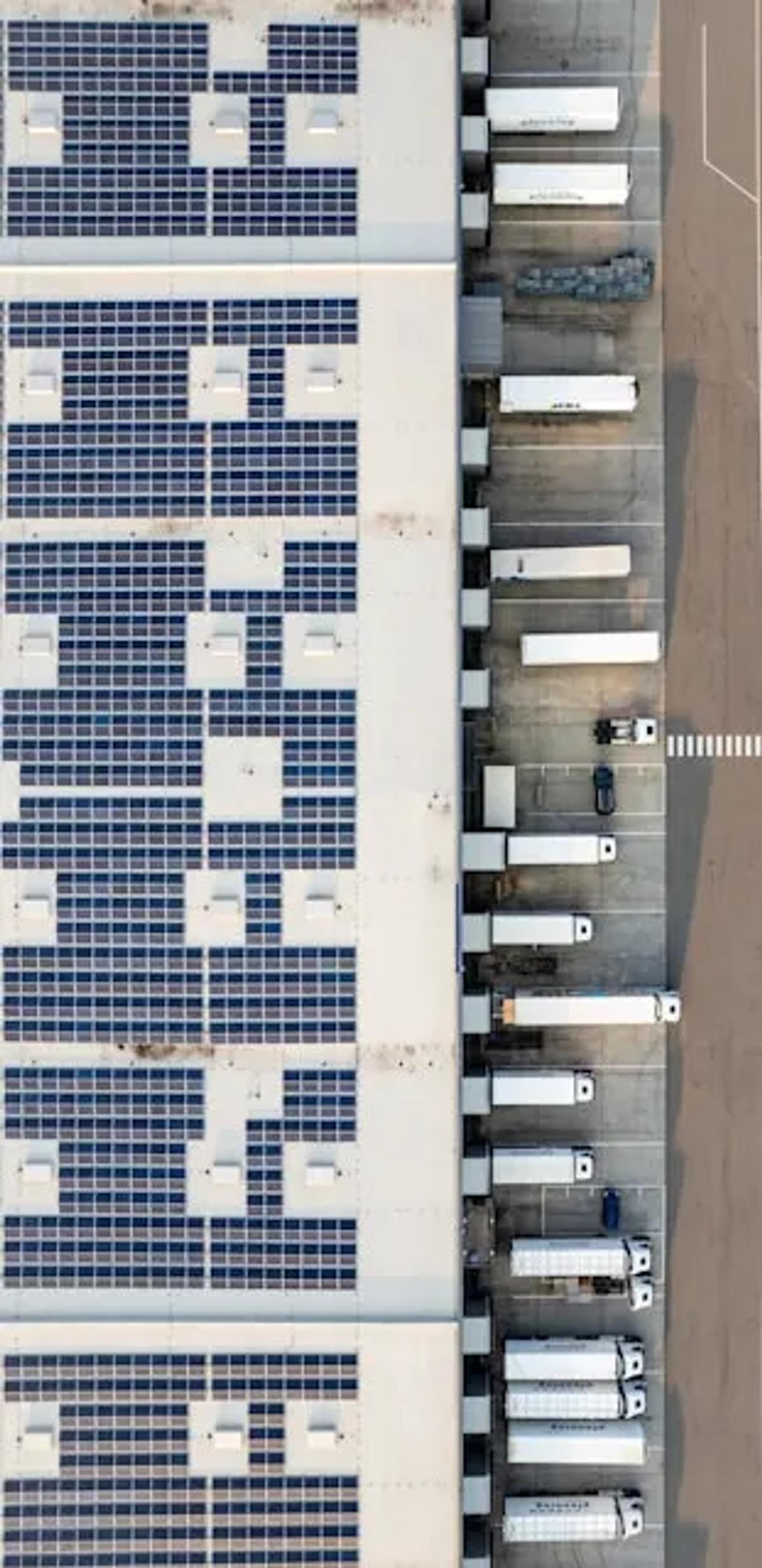Vista aérea de camiones alineados en los muelles de una plataforma logística