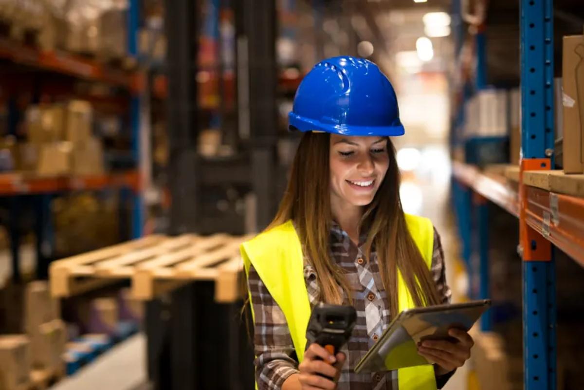 Operaria de manufactura y distribución en una bodega