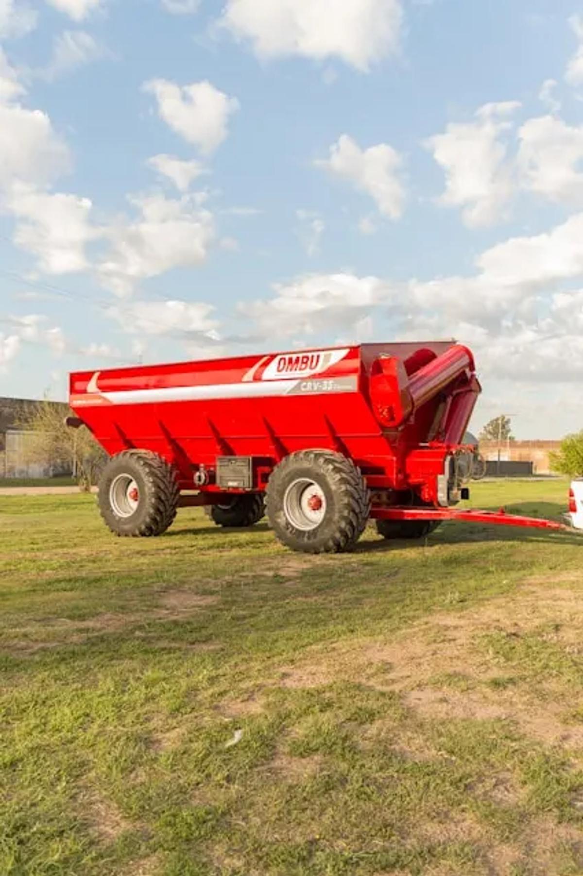 Maquinaria agrícola roja en un campo