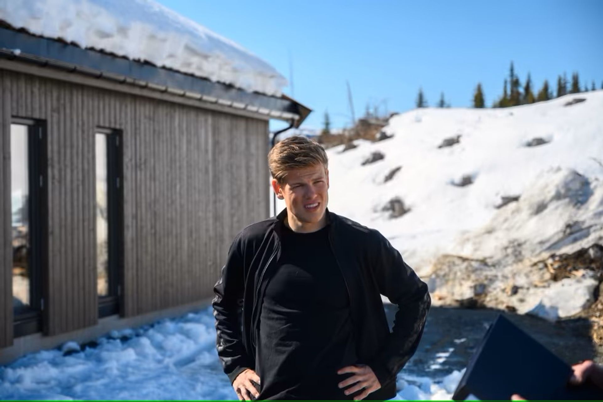 Langrennsløper Johannes Høsflot Klæbo utenfor sin nye hytte på Skeikampen.