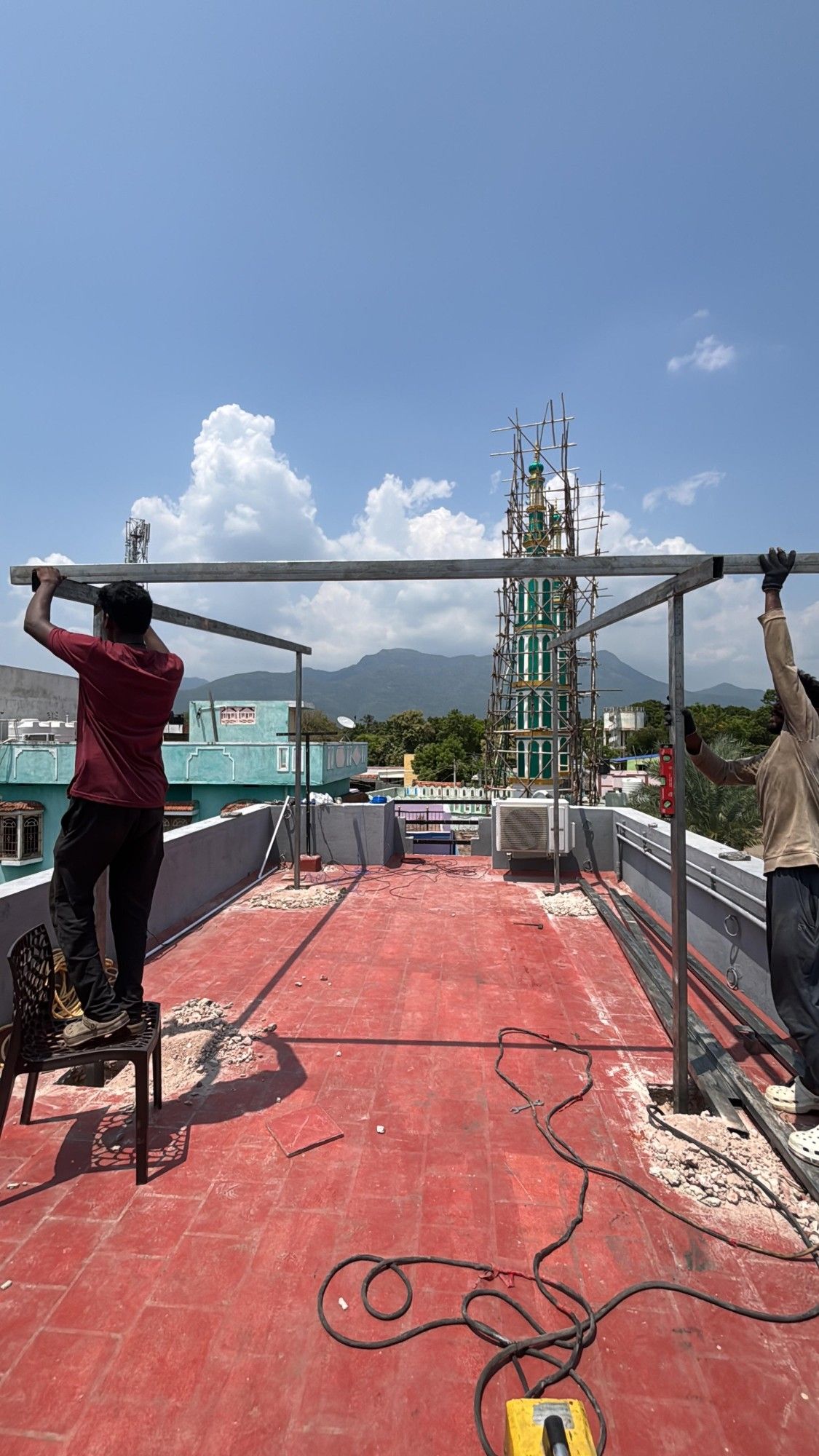 Raising the frame at Vadipatti