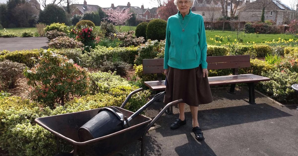 Sr Margaret Fitzgerald nel giardino di Swansea