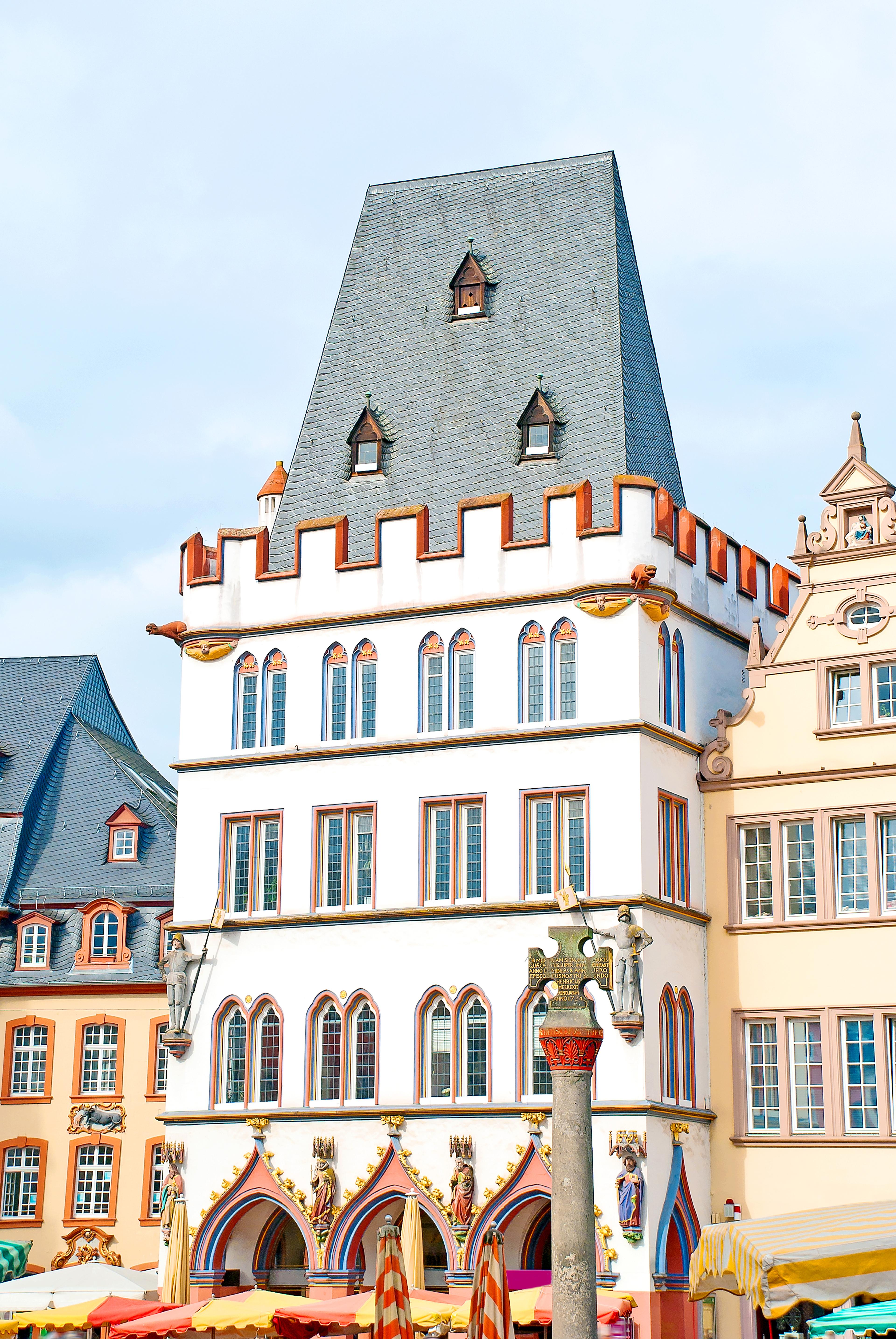 Steipe am Hauptmarkt in Trier mit Marktkreuz, wenige Gehminuten vom ibis Styles Trier.