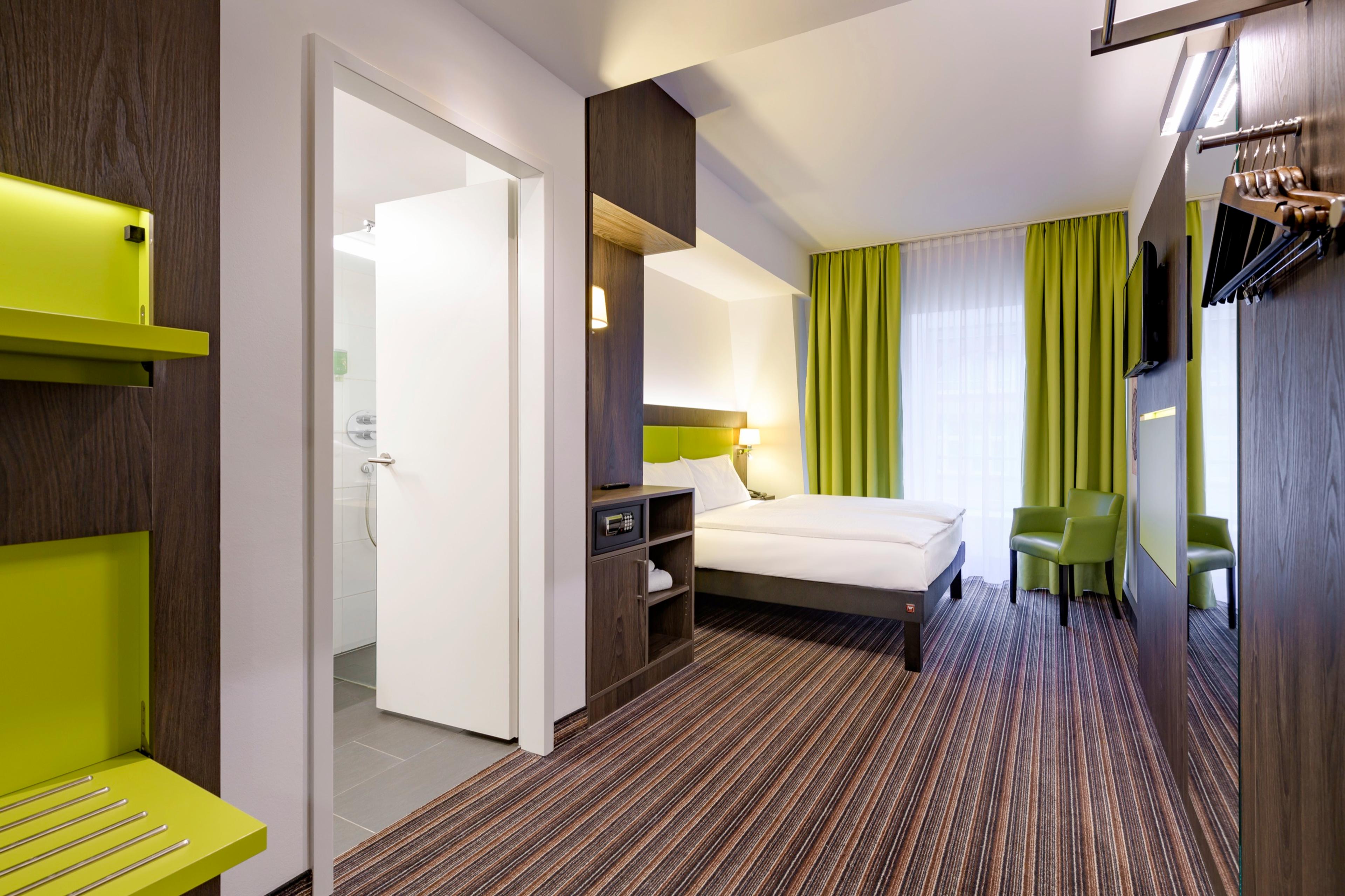 Comfort-Zimmer, Raumübersicht mit Blick ins Badezimmer