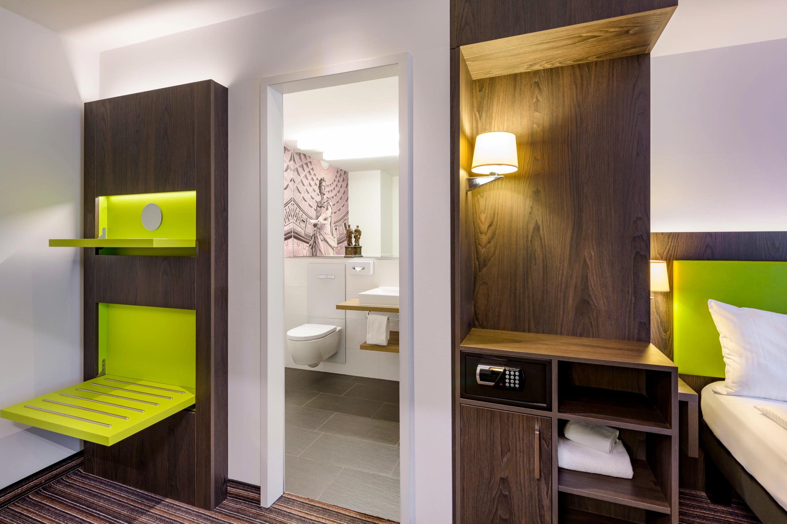 Bad im Comfort-Zimmer mit Waschtisch und ebenerdiger Dusche