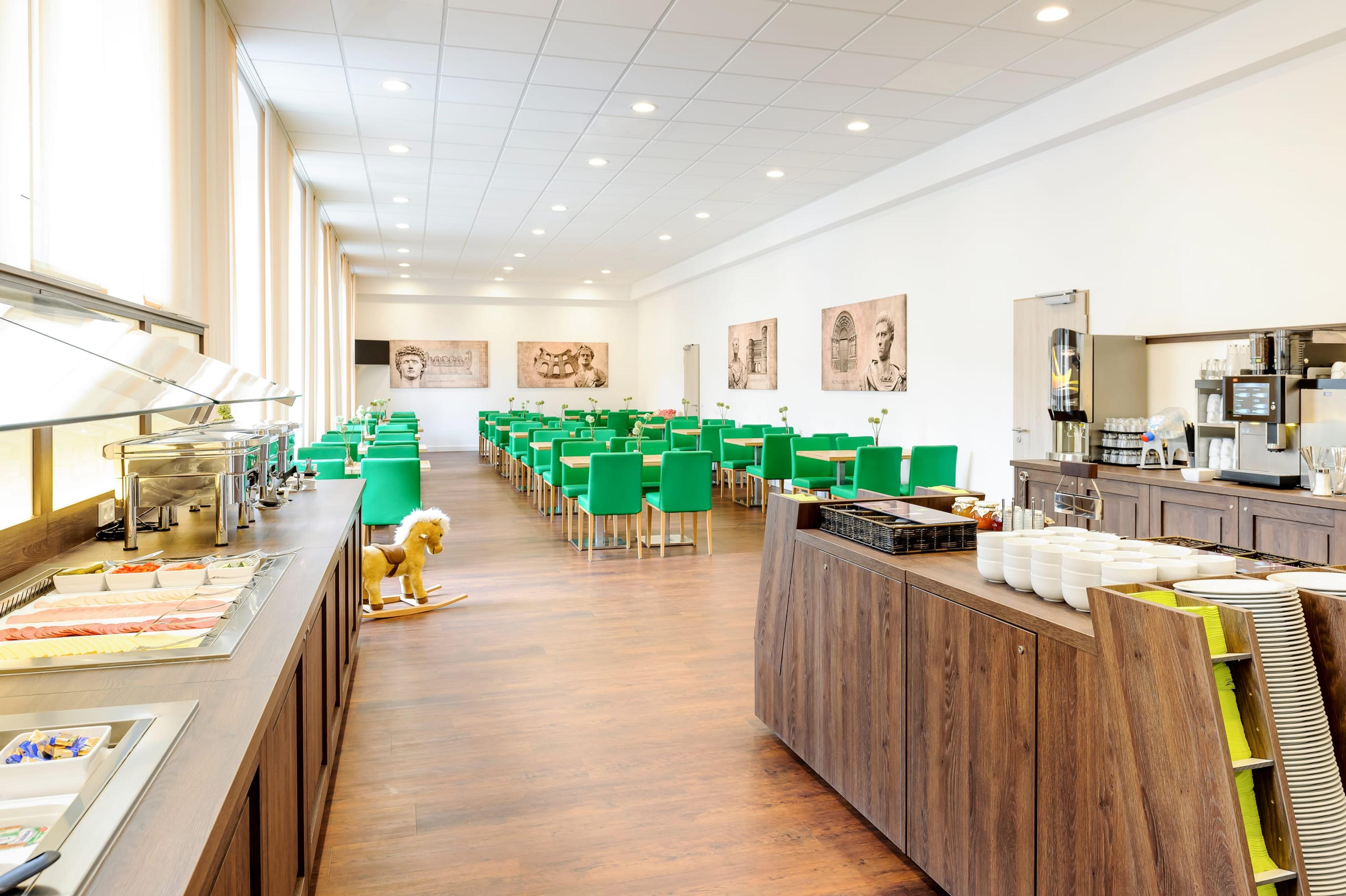Frühstücksbuffet mit Brotkörben und Müslispendern