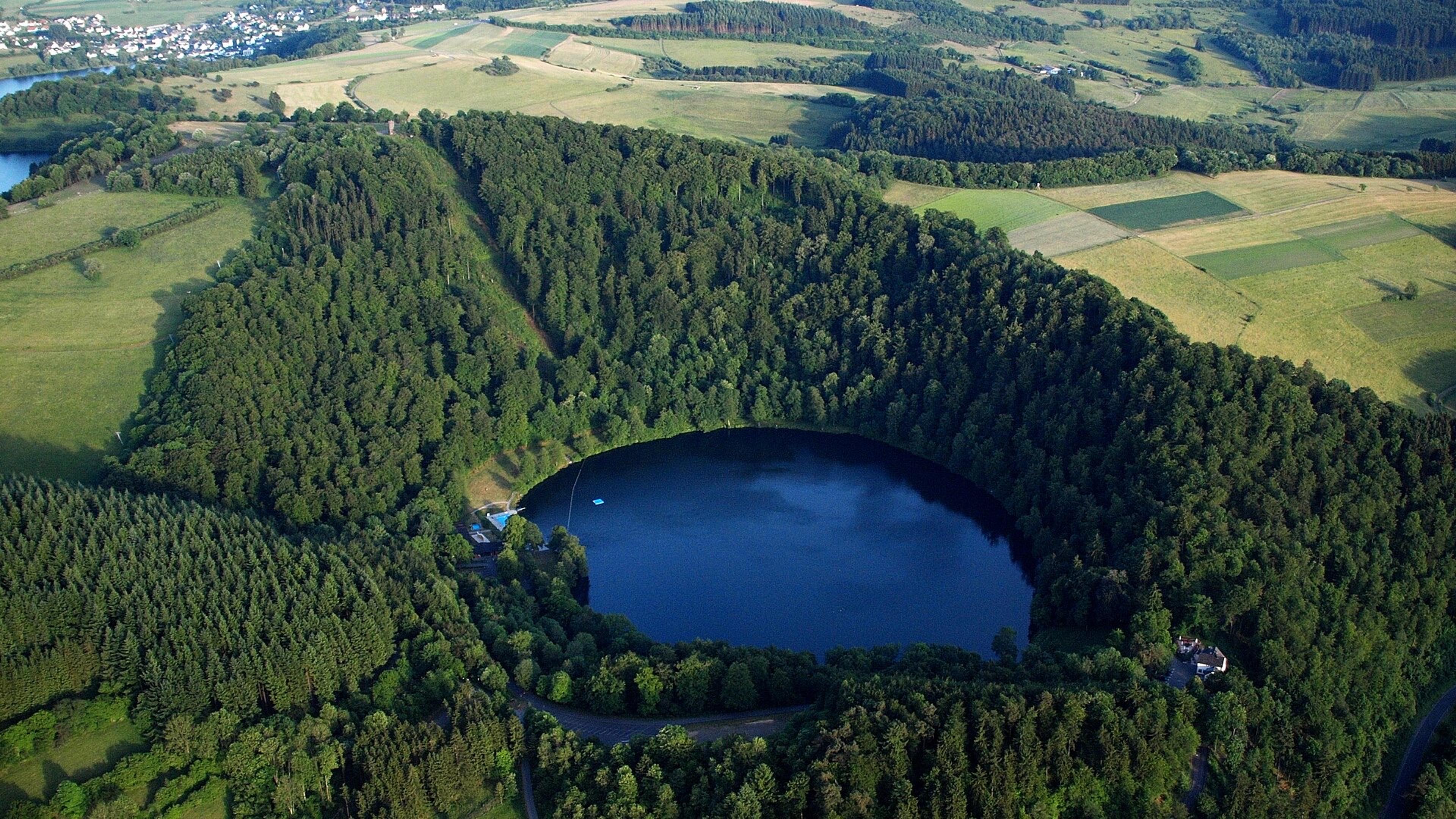 Gemündener Maar in der Vulkaneifel, Kratersee.
