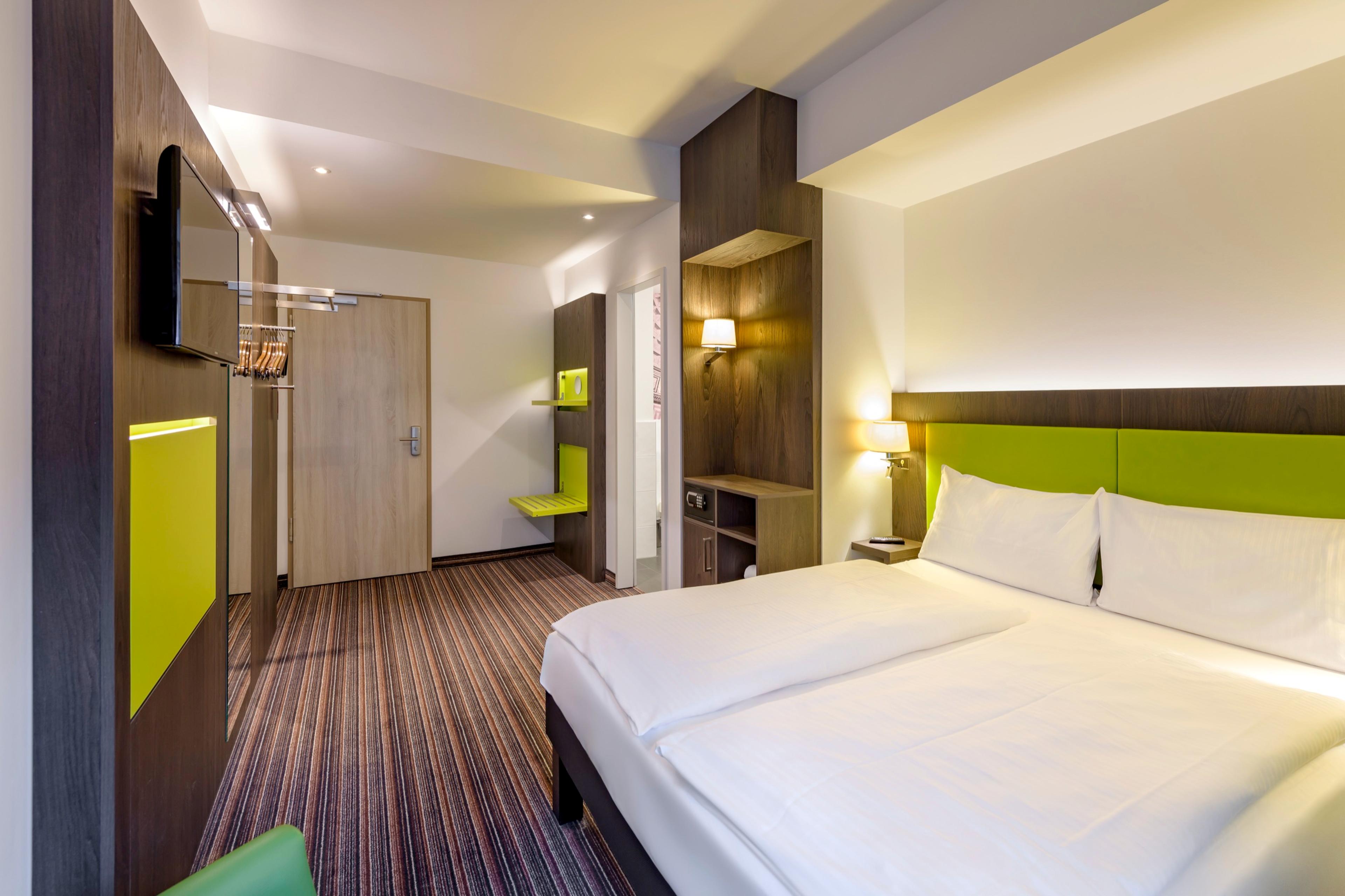 Comfort-Zimmer, Blick vom Eingang mit Garderobe und Smart-TV