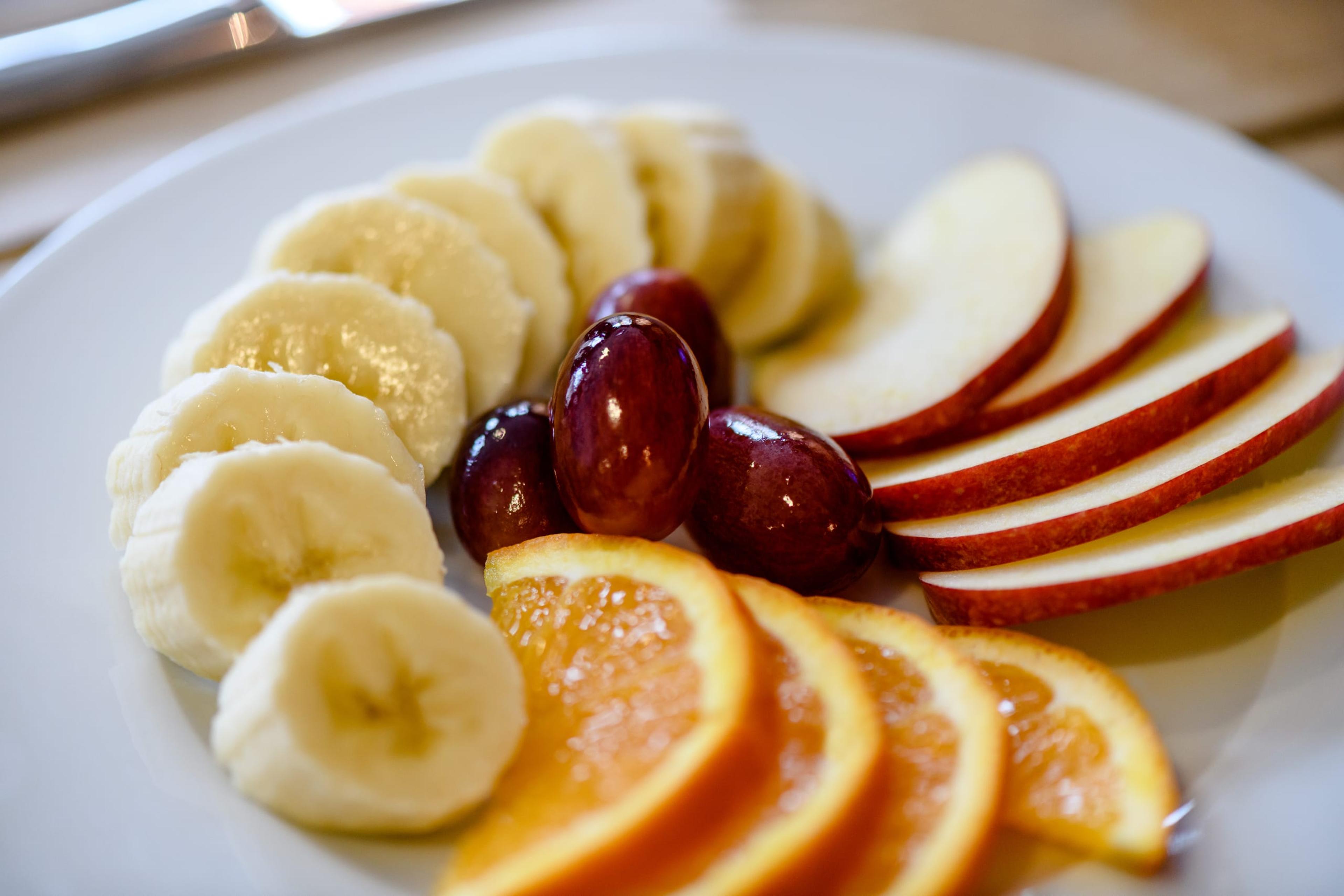 Frisches Obst auf Porzellanteller