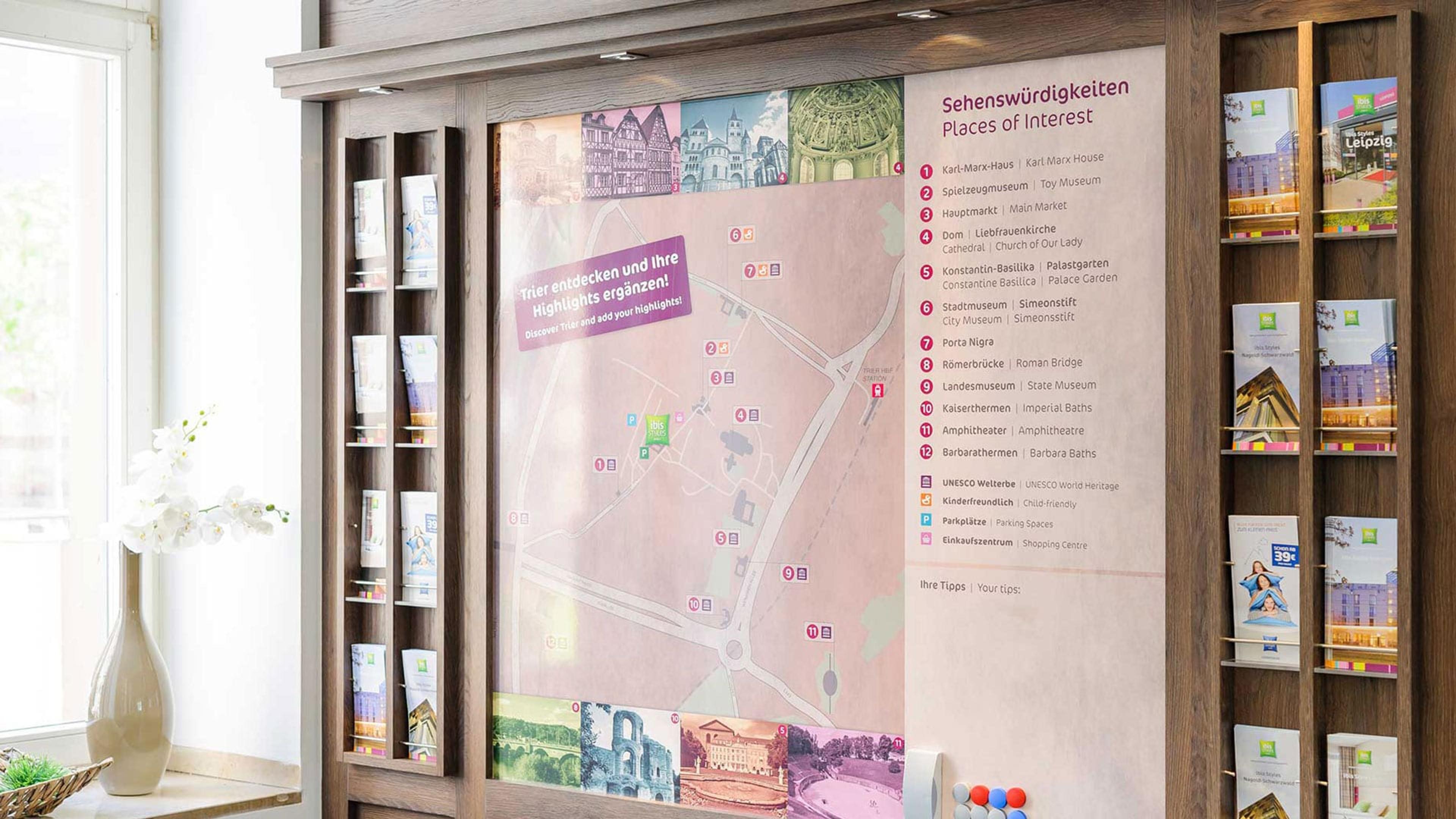 Infowand mit Trier-Stadtplan und Sehenswürdigkeiten im Hotel
