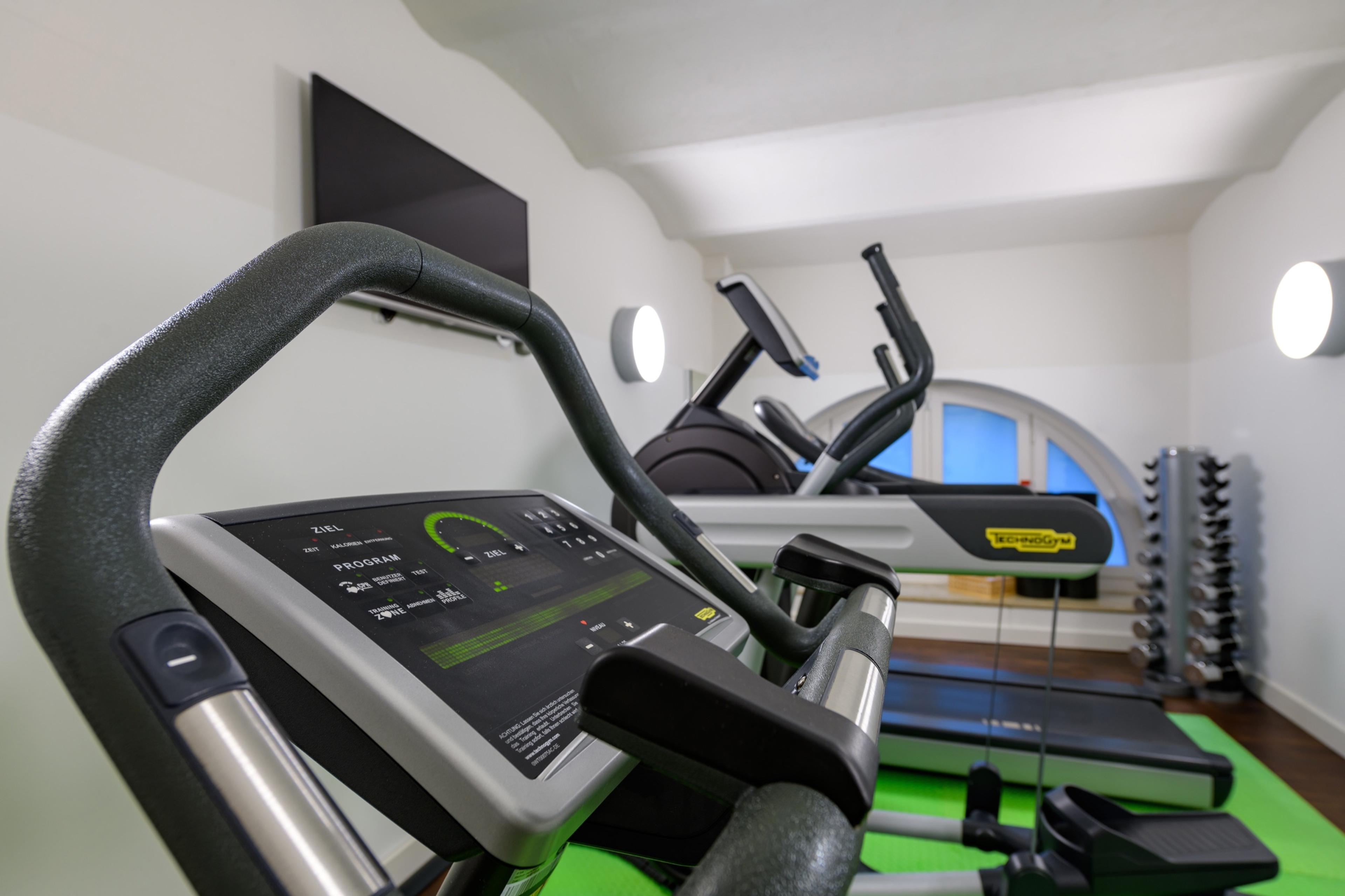 Fitnessbereich aus tiefer Perspektive mit Bogenfenster