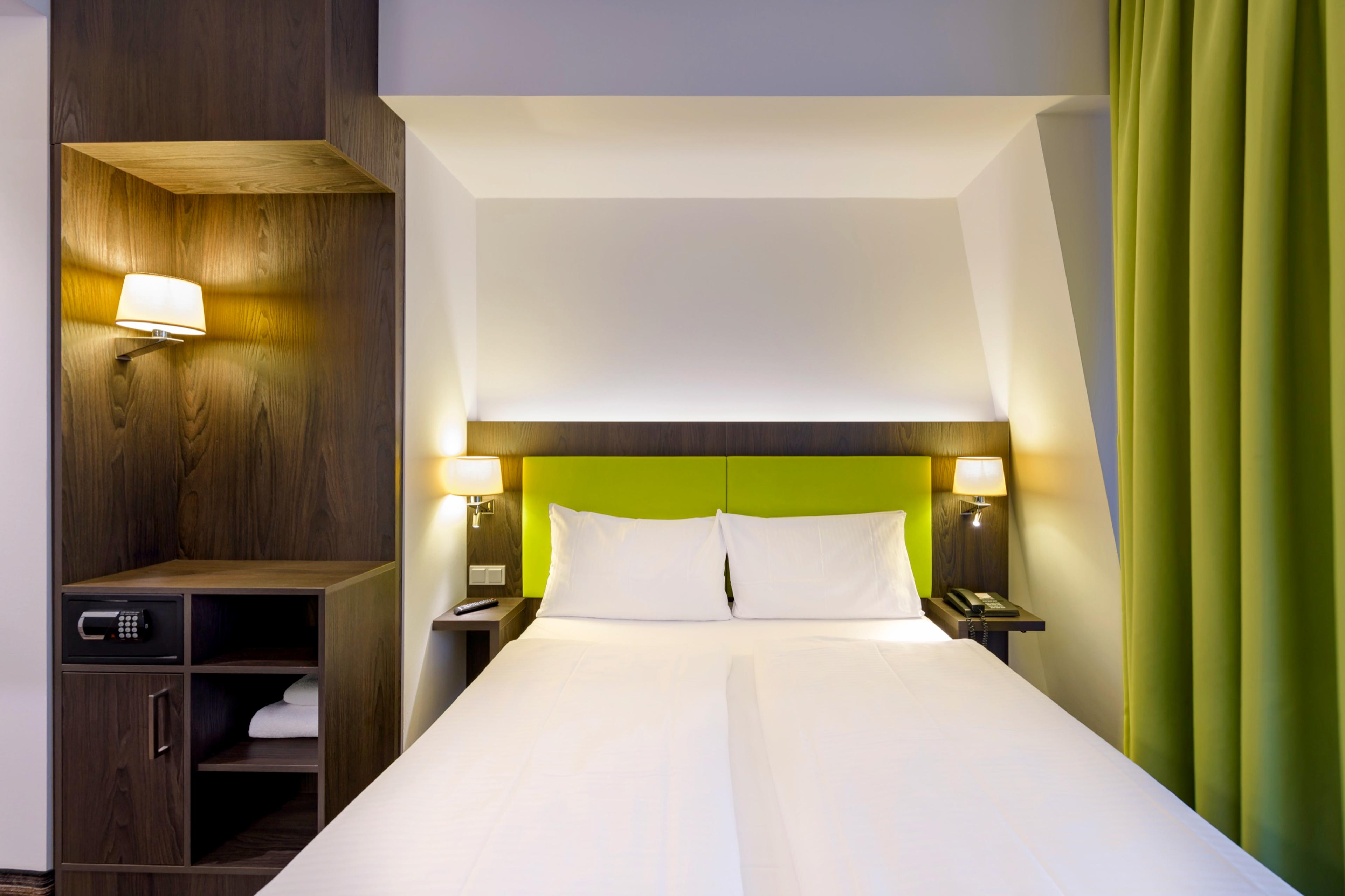 Comfort-Zimmer mit Doppelbett, symmetrisch mit zwei Leselampen