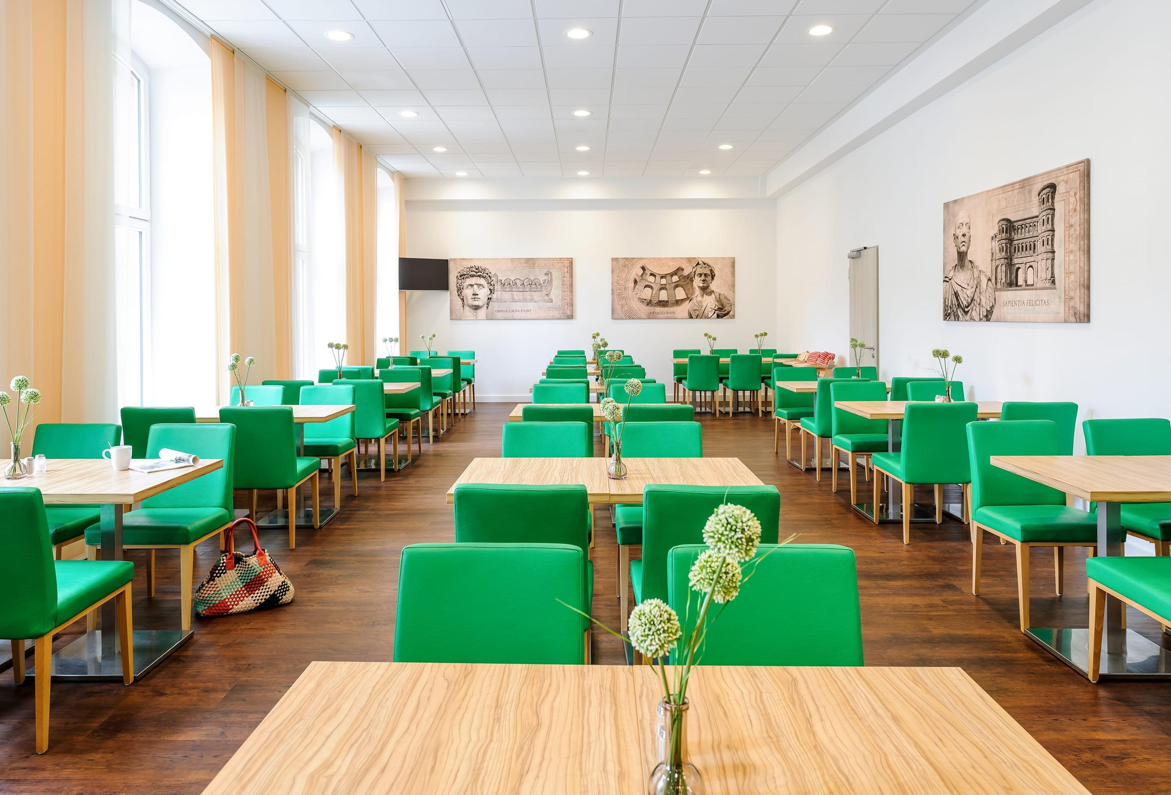 Frühstücksraum mit Buffet und Kaffeestation