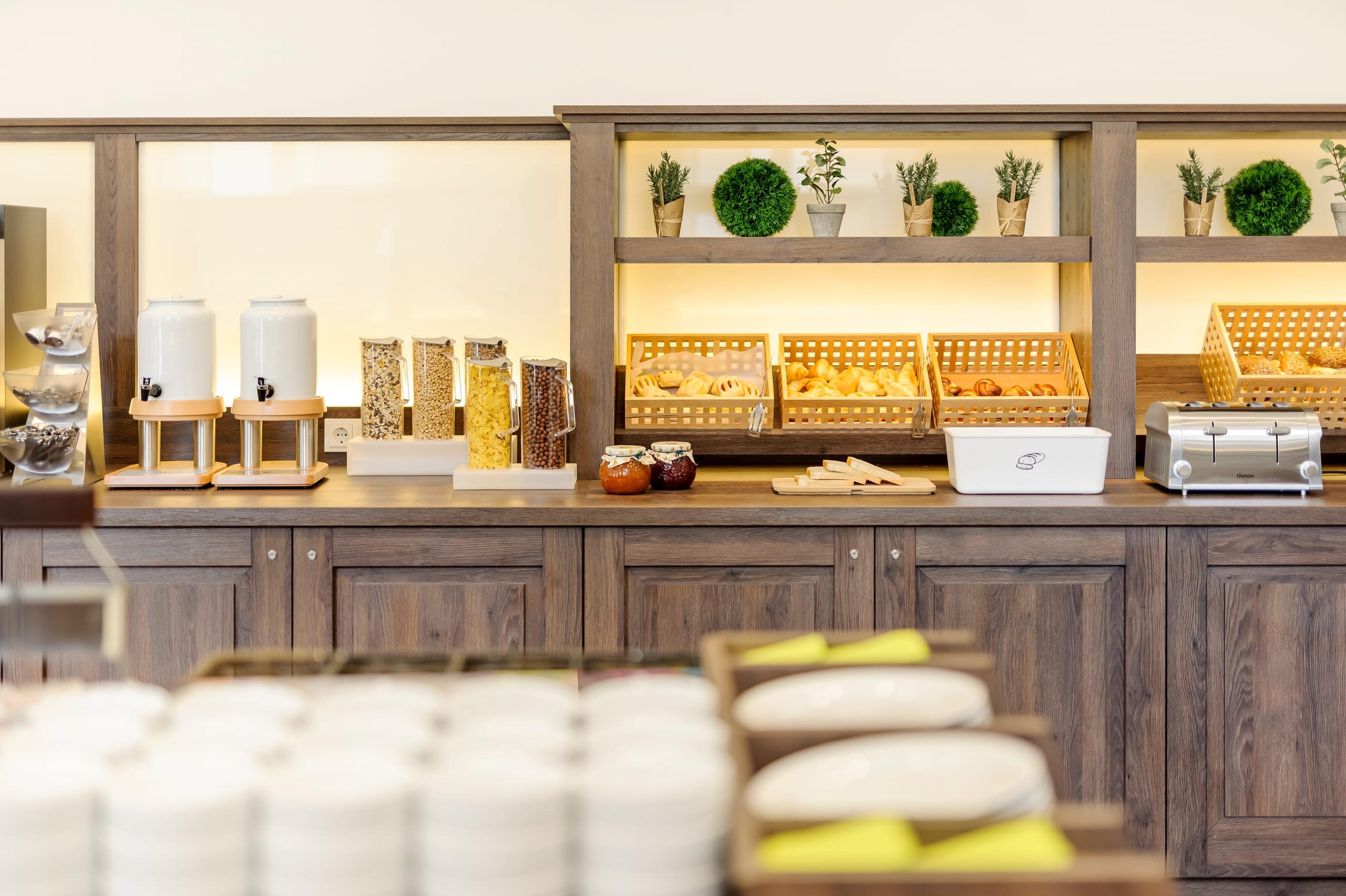 Buffettheke mit frischen Backwaren