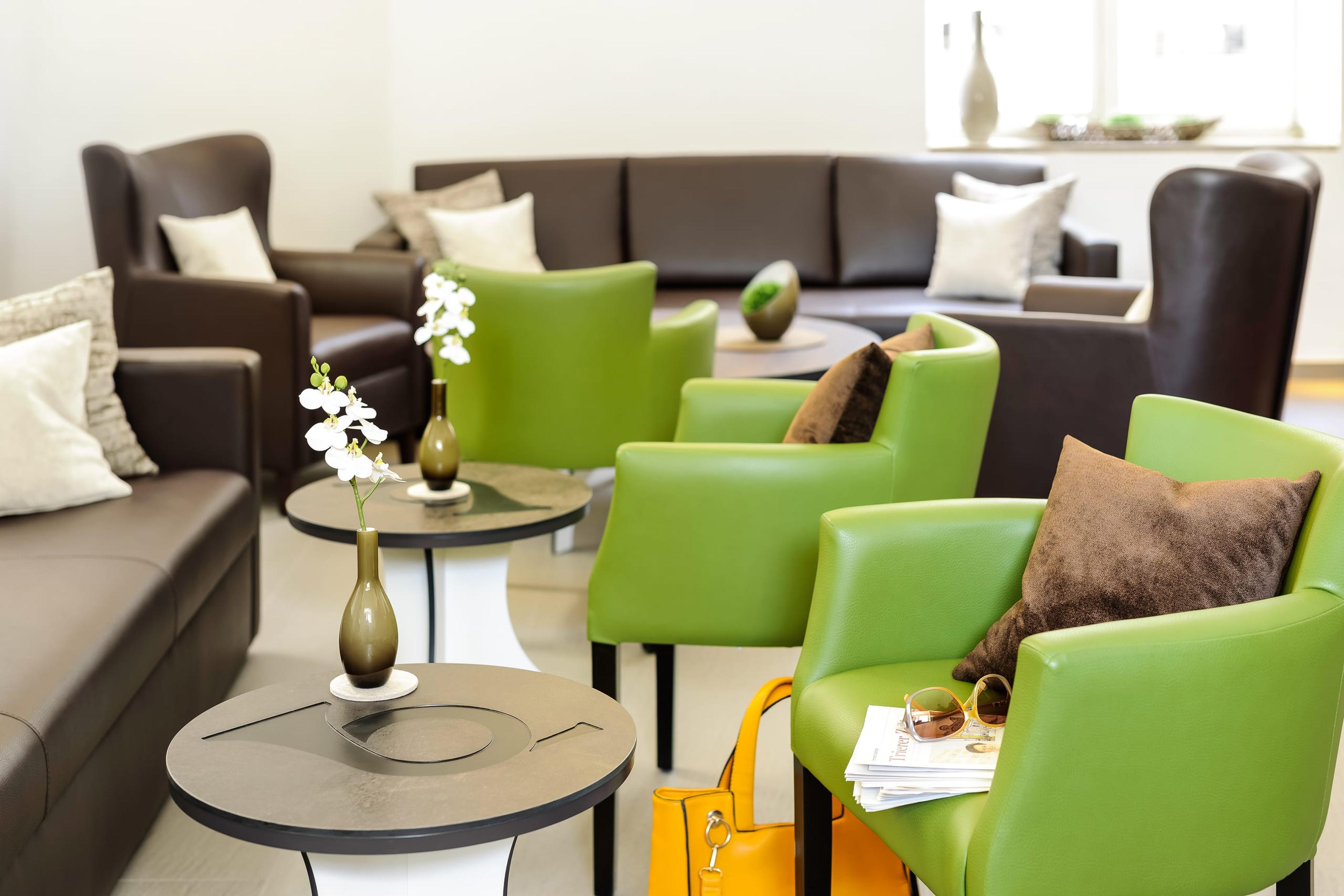 Gemütliche Lounge-Ecke mit grünen Sesseln