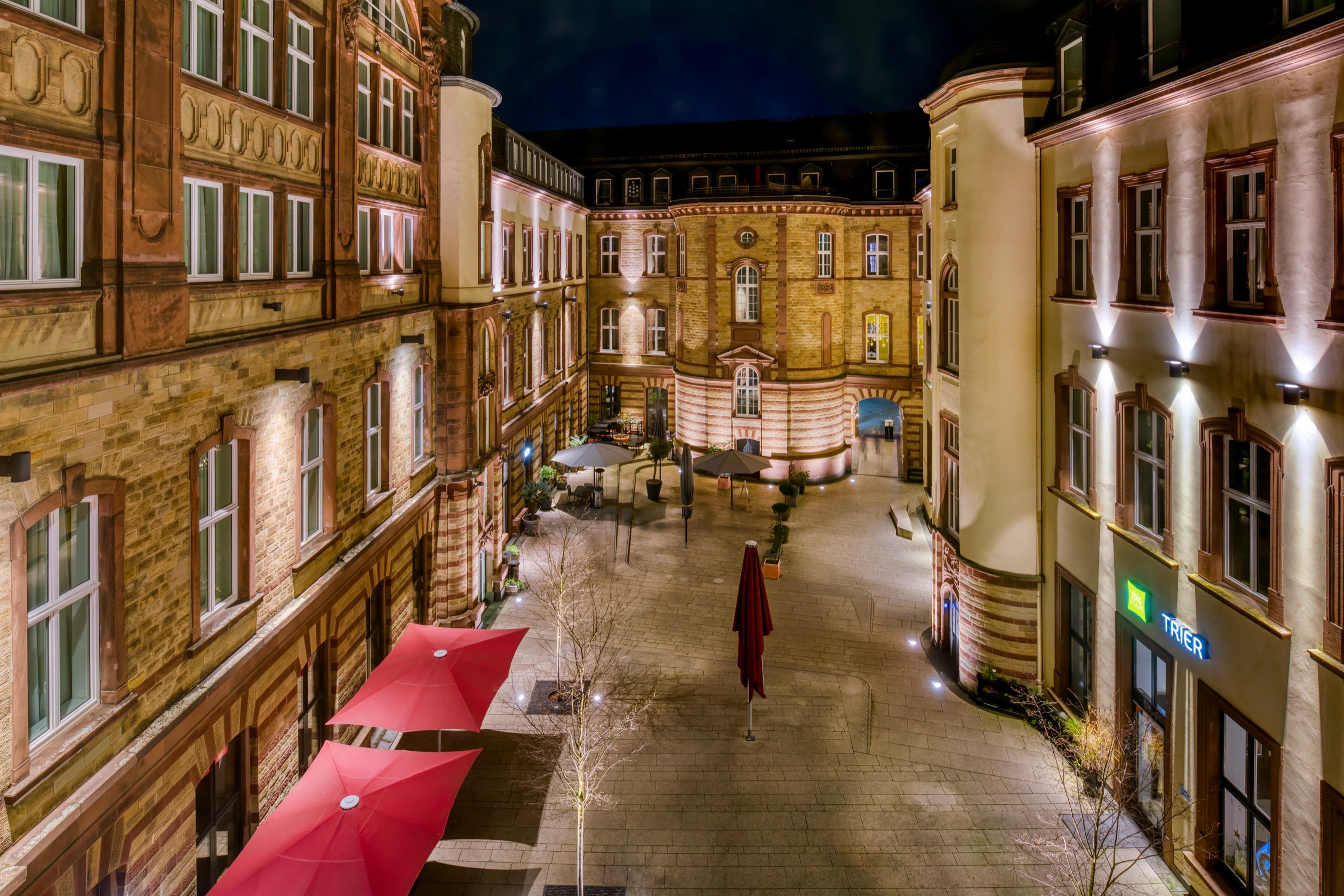 Posthof Trier am Abend mit beleuchteten historischen Fassaden