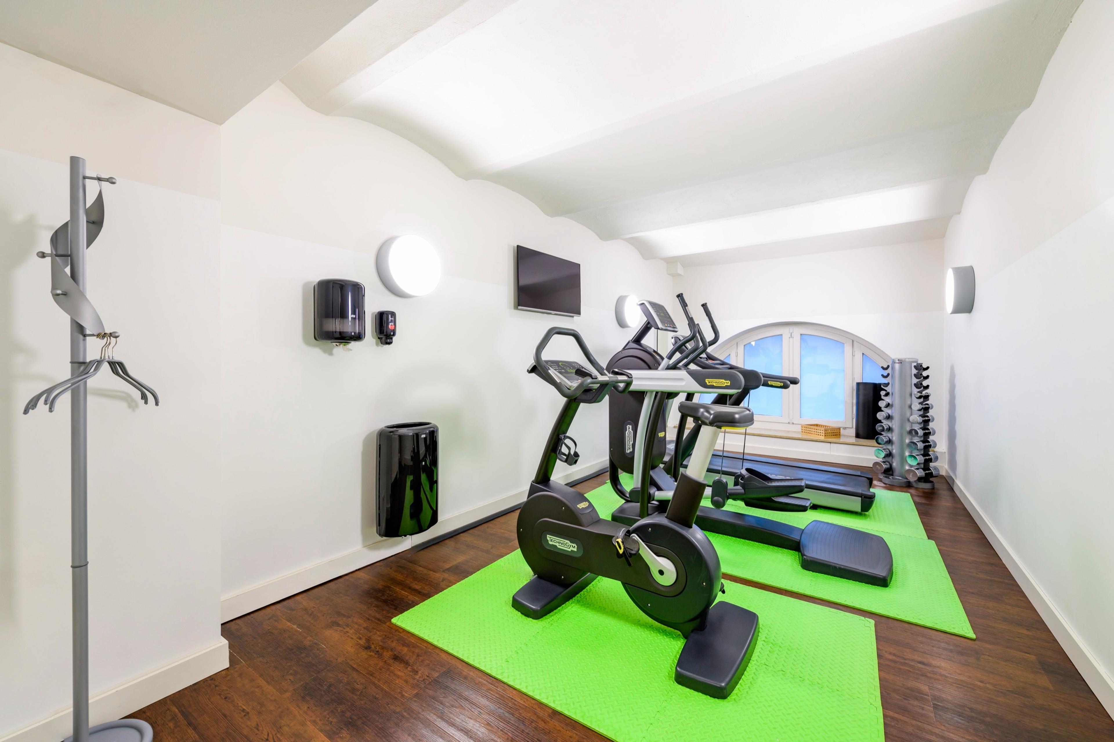 Fitnessbereich mit Cardiogeräten, Garderobe und Tageslicht