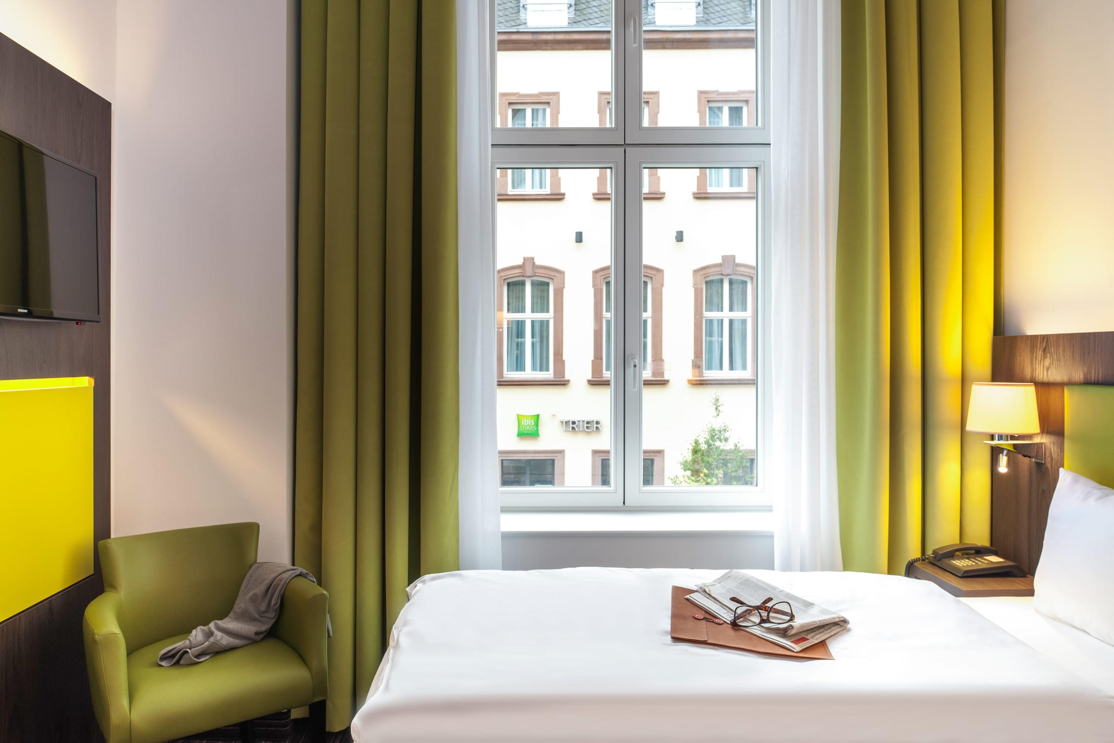 Hotelzimmer mit Fensterblick und Schreibtisch