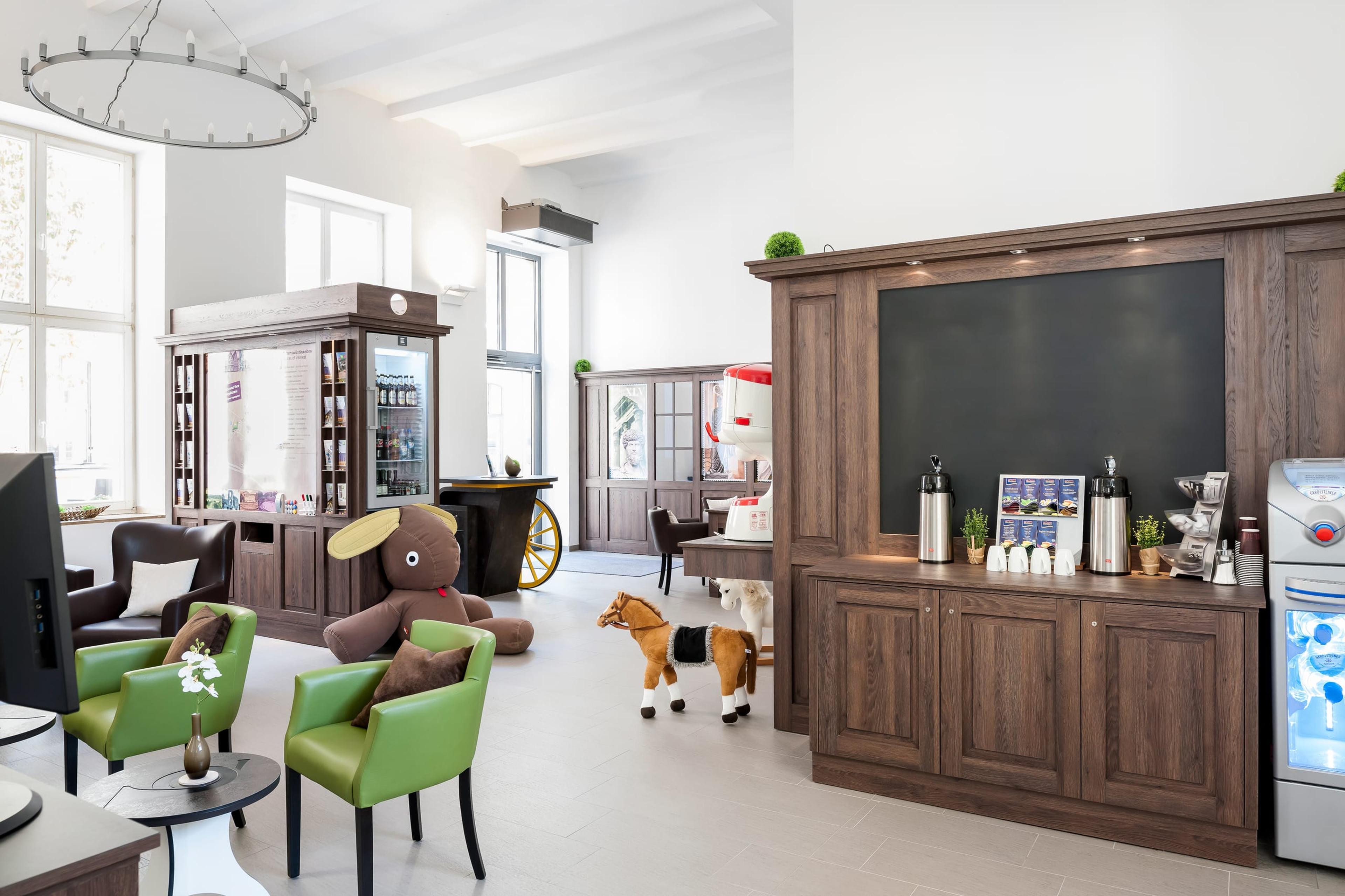 Einladende Lobby-Lounge des ibis Styles Trier