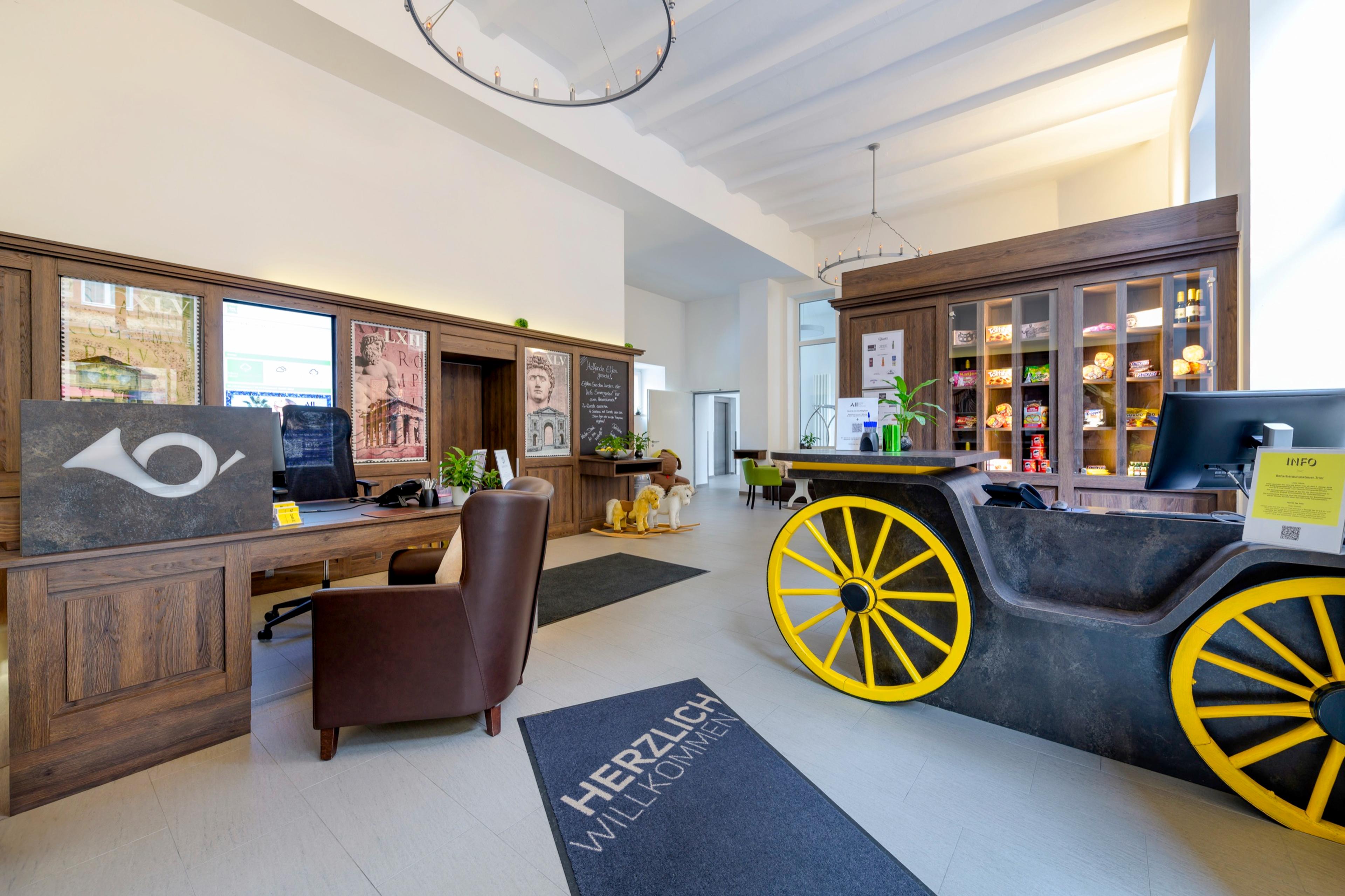 Rezeption im Posthof-Stil mit Postkutschen-Tresen