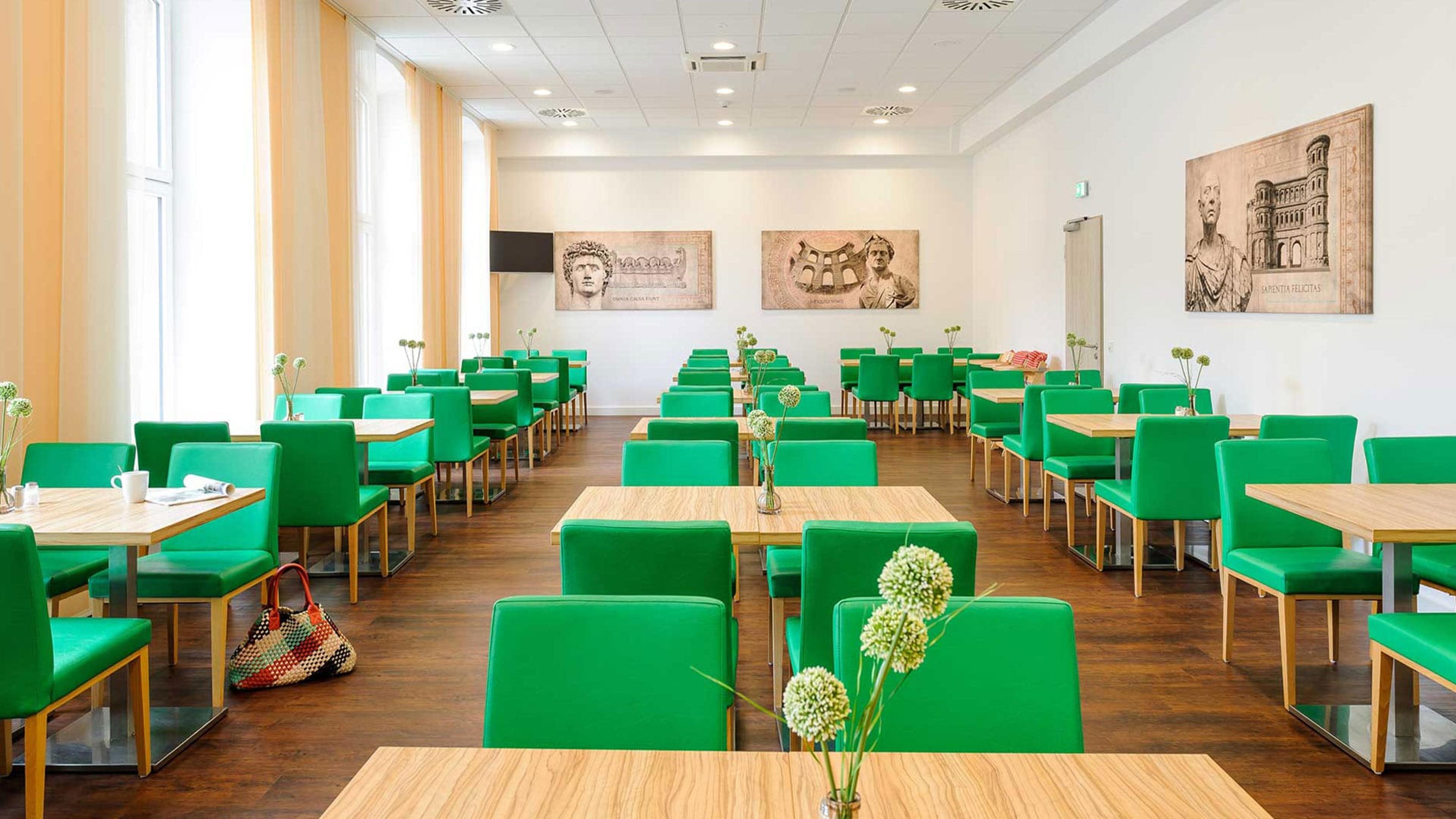 Heller Saal des ibis Styles Trier mit Tageslicht für Tagungen und Events