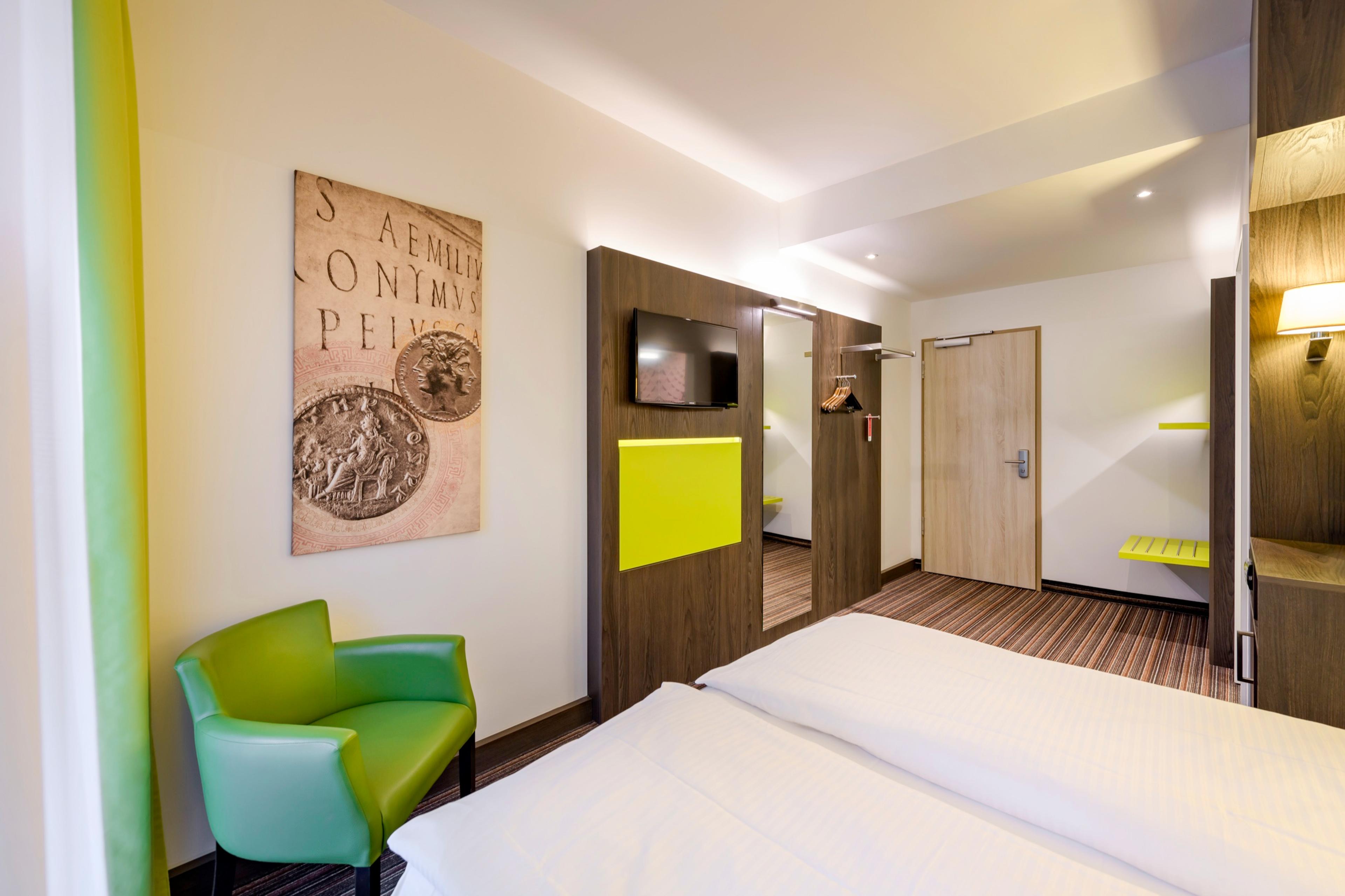 Comfort-Zimmer mit römischem Münz-Wandbild und Sitzecke