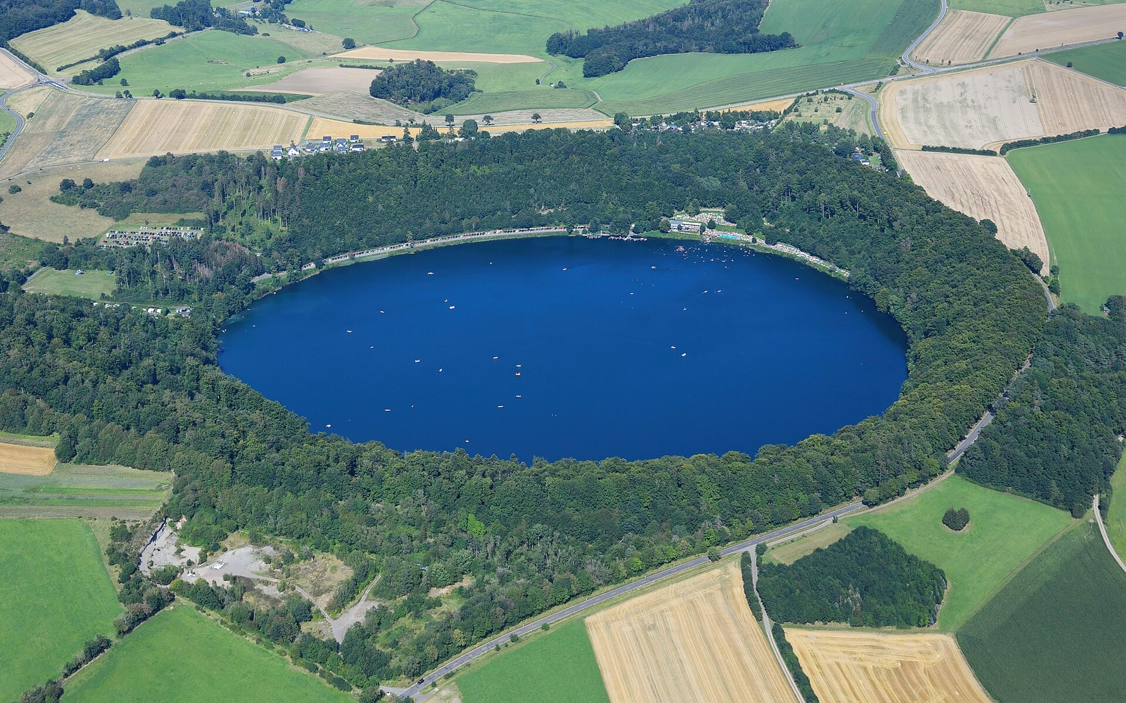 Pulvermaar in der Vulkaneifel, Kratersee.