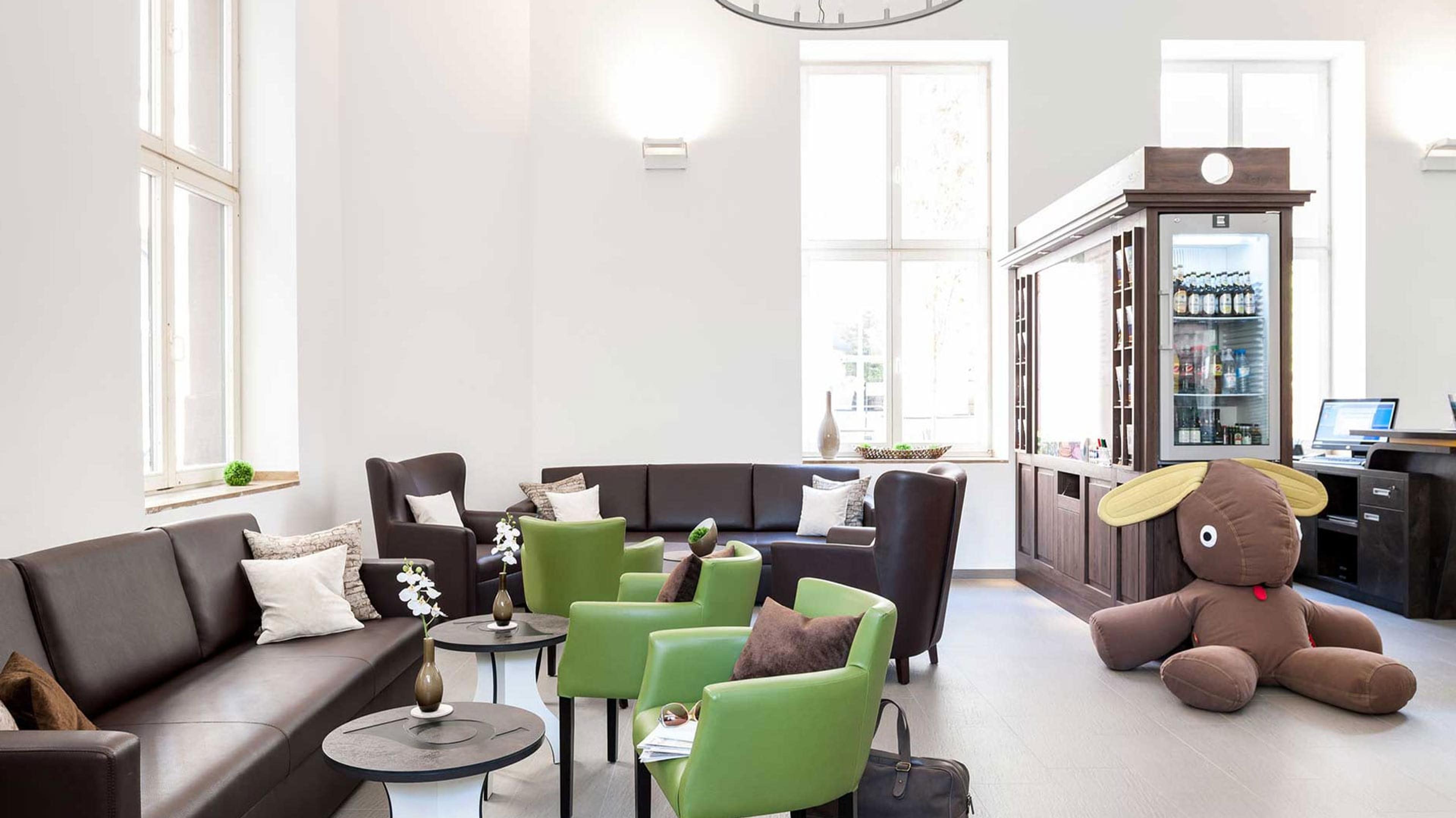 Einladende Lobby-Lounge mit Sitzgruppe und viel Tageslicht