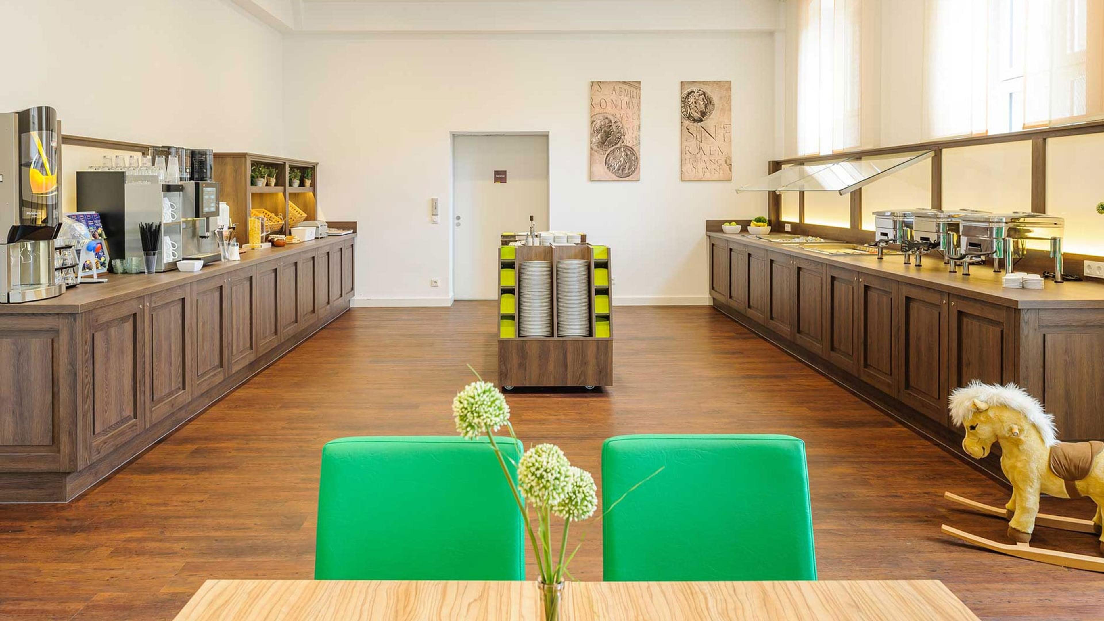 Bestuhlter Veranstaltungsbereich mit Tageslicht und Catering-Station