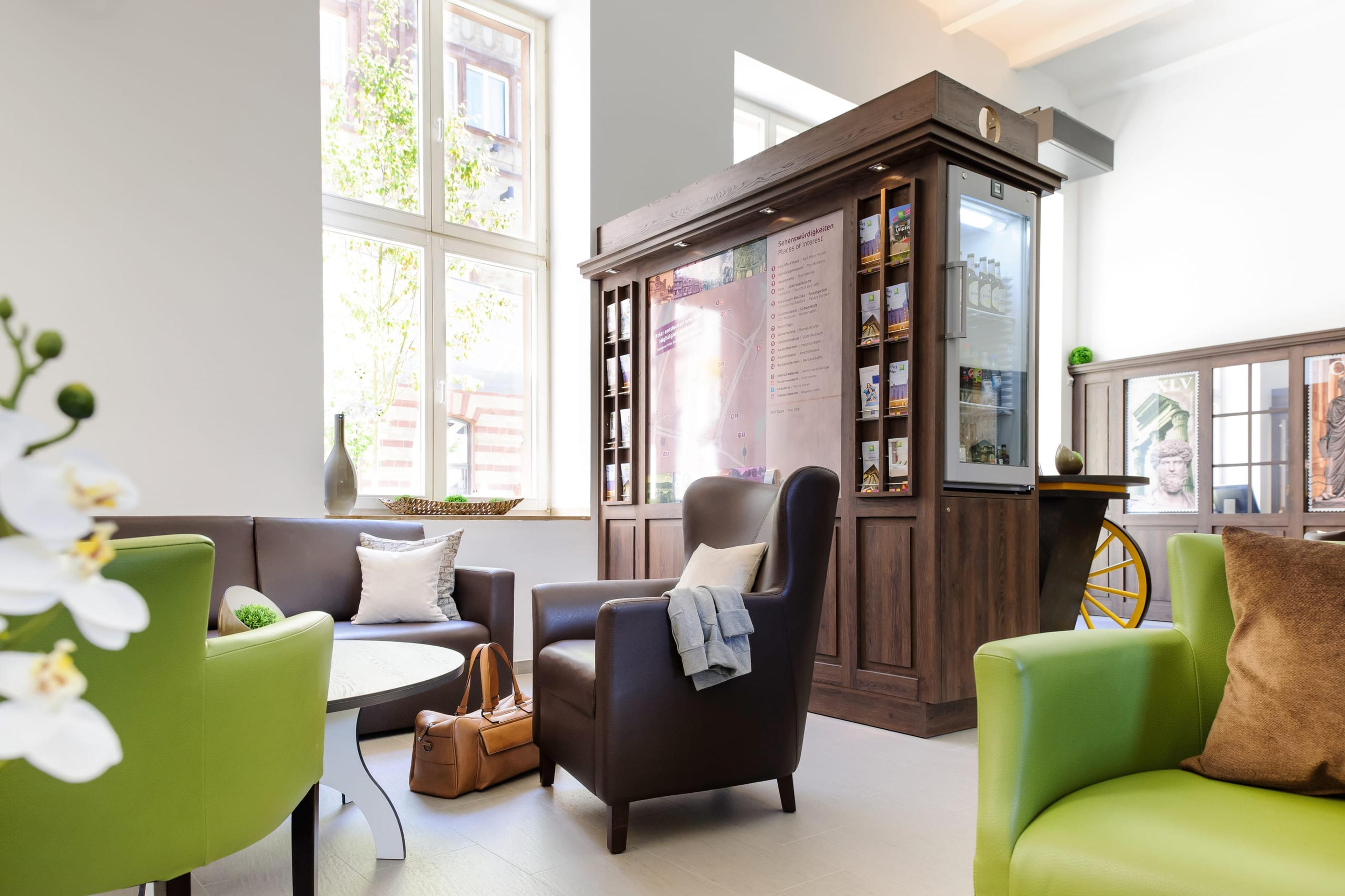 Lounge-Bereich mit Sesseln und Tageslicht