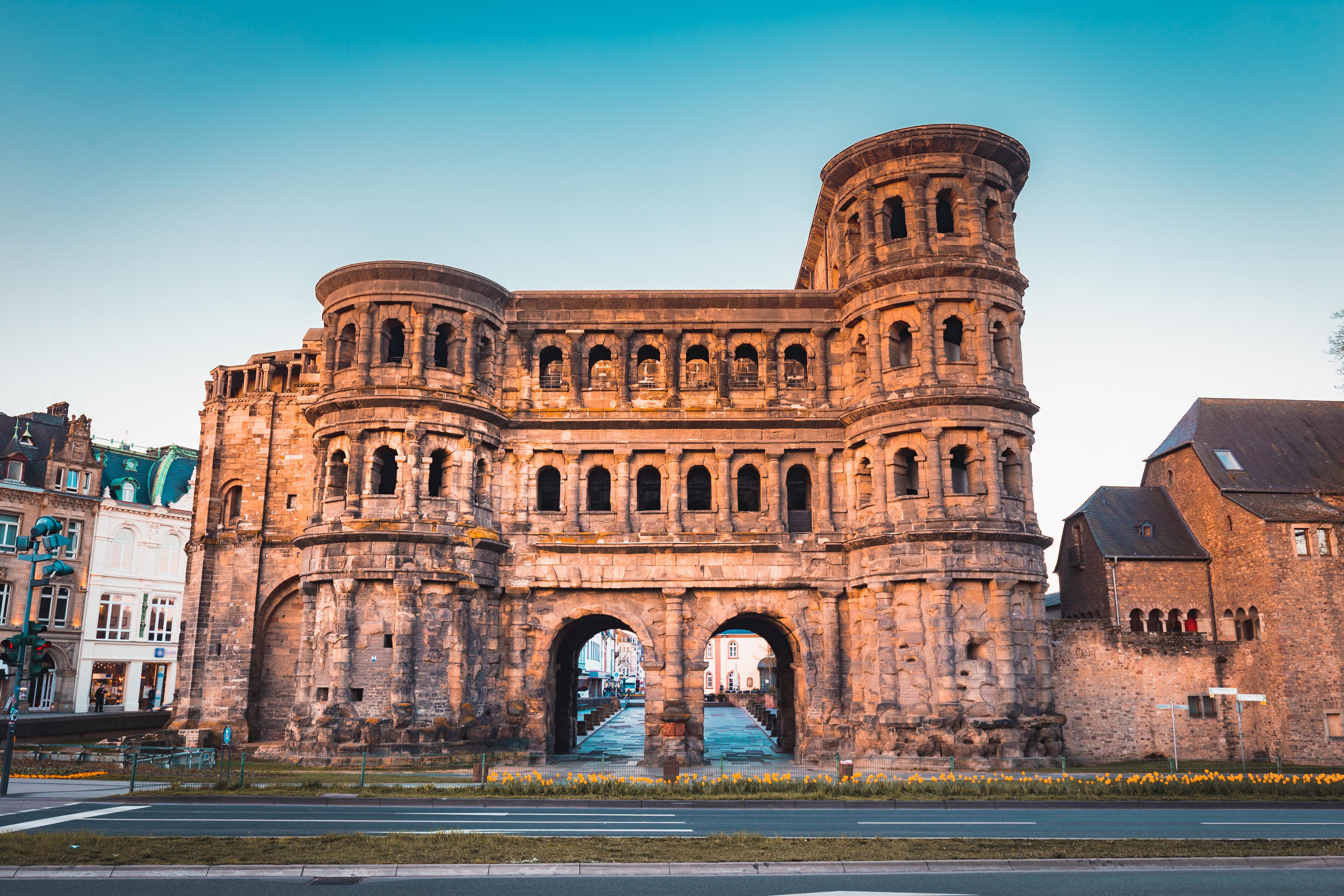 Porta Nigra in Trier im Abendlicht, das roemische Wahrzeichen rund 700 m vom ibis Styles Trier.