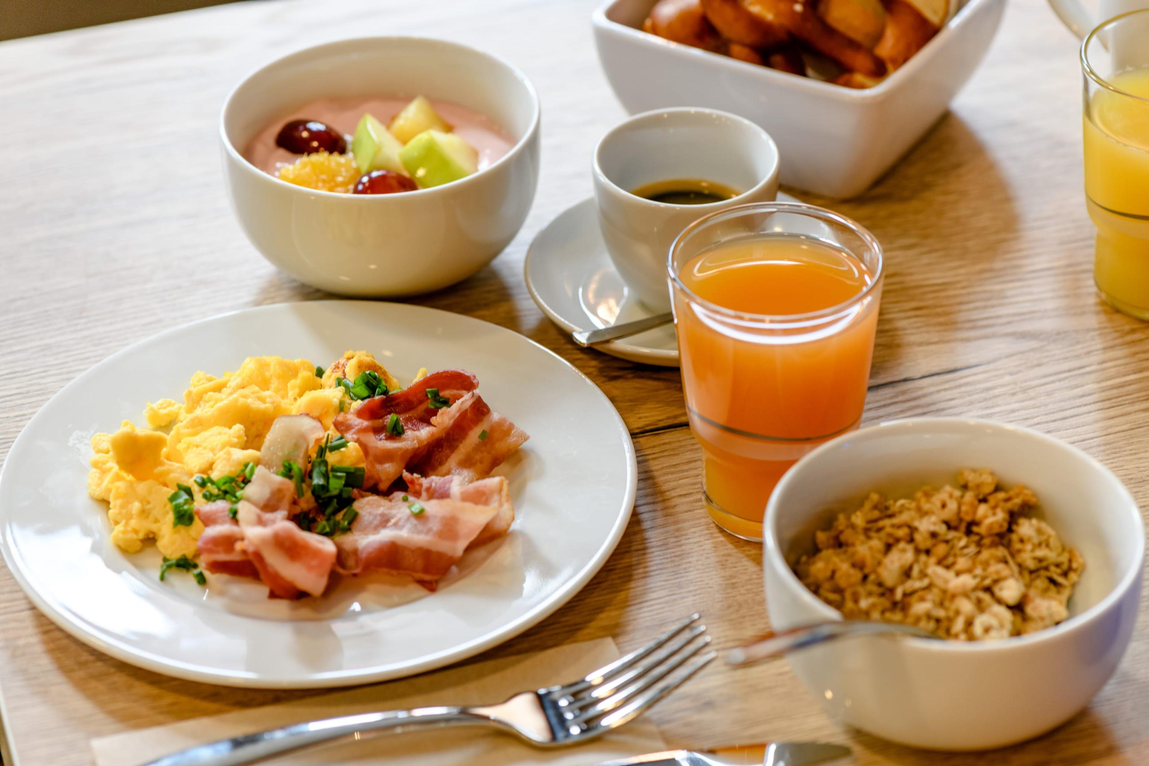 Frühstücksteller mit Käse, Aufschnitt und Ei