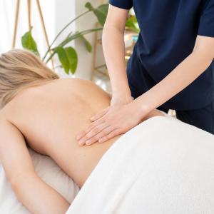 Therapist performing a back massage at Chill City SPA in Poznań