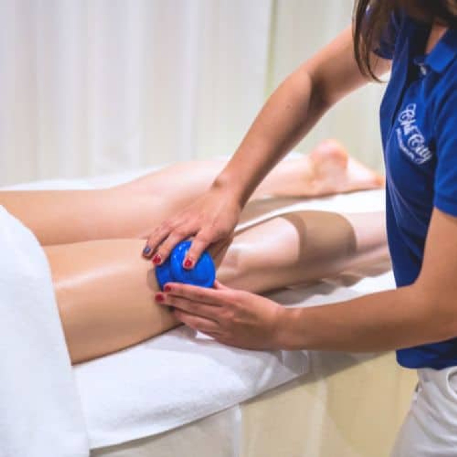 Terapeutka wykonuje masaż bańką na udzie klientki w Chill City SPA